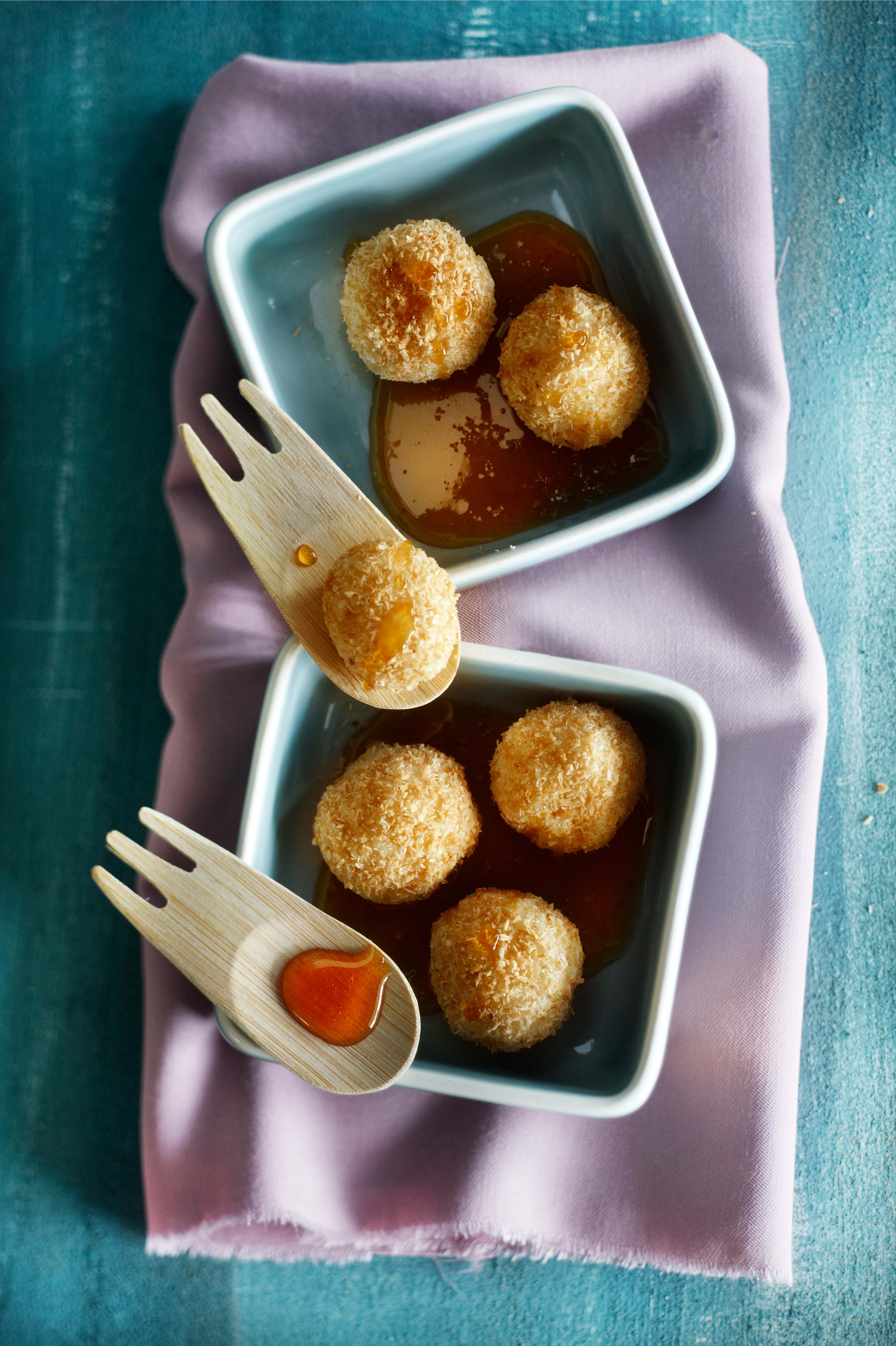 Kokosrijstballetjes met limoensaus