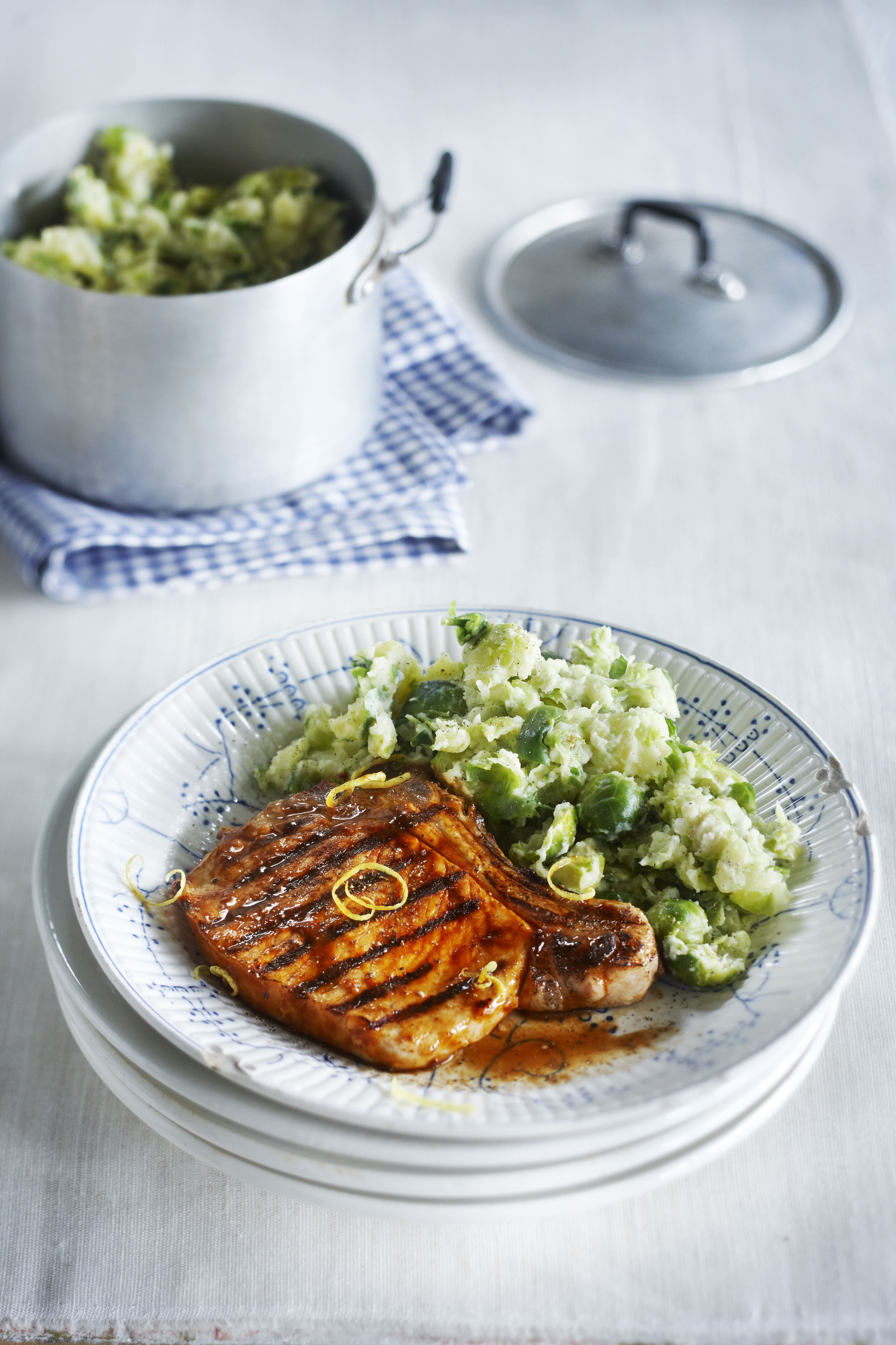 Spruitenpot met geroosterde ribkarbonade