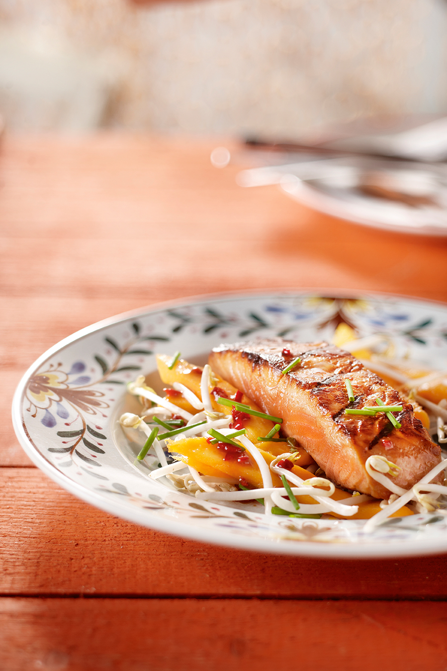 Geroosterde zalm met rode peperdressing