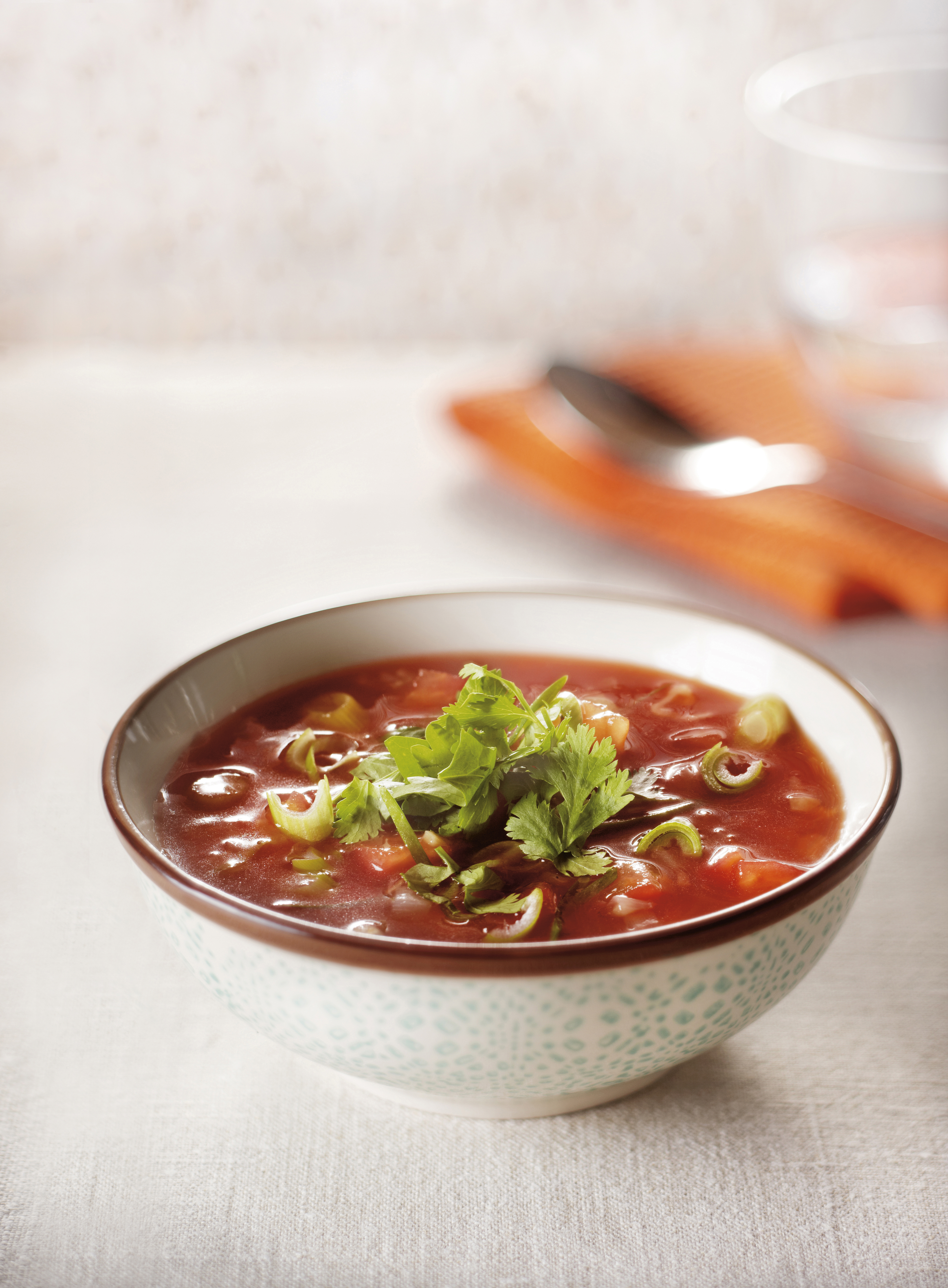 Tomatenbouillon met bosui en koriander