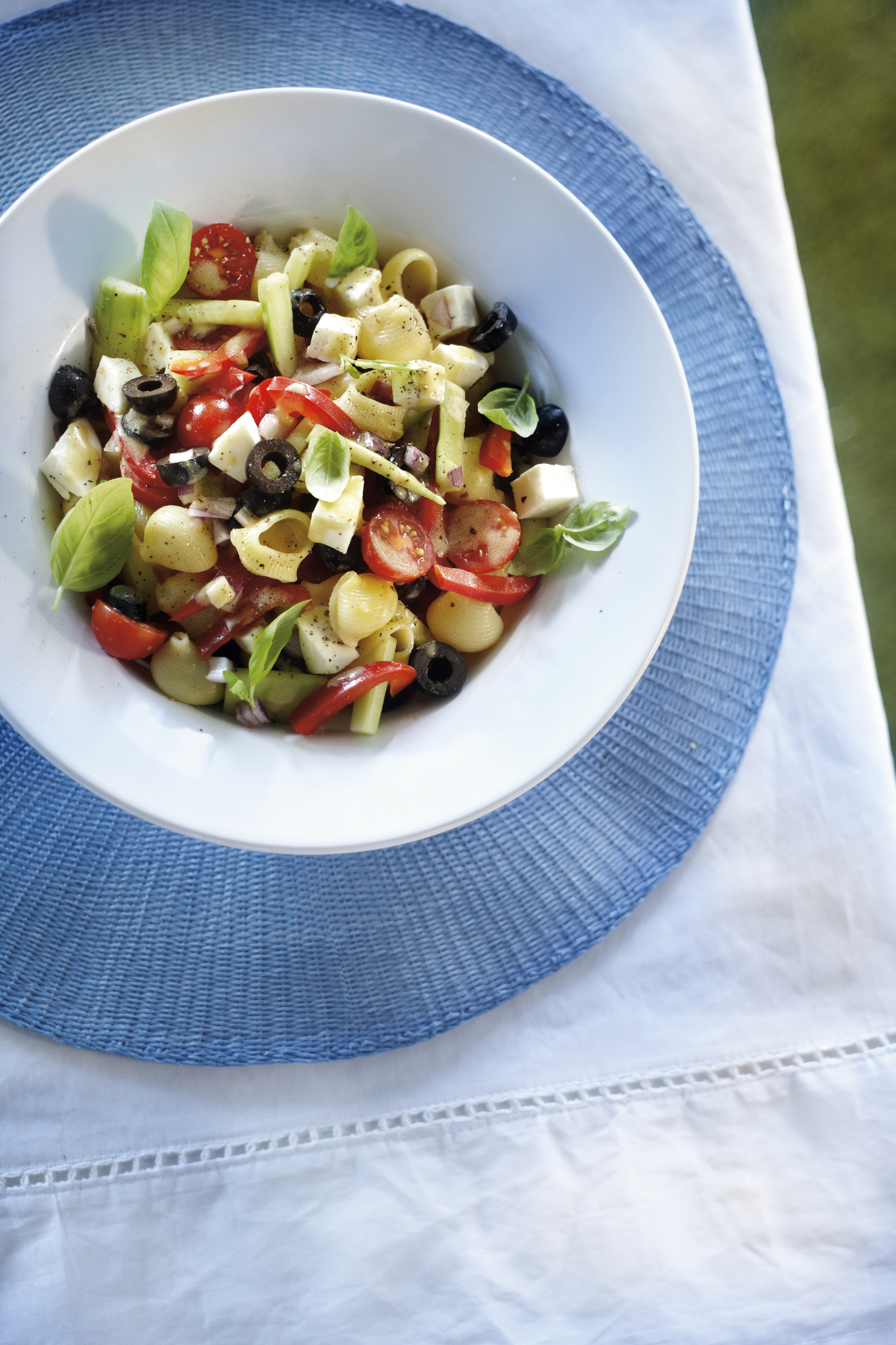 Pastasalade met mozzarella en kerstomaat