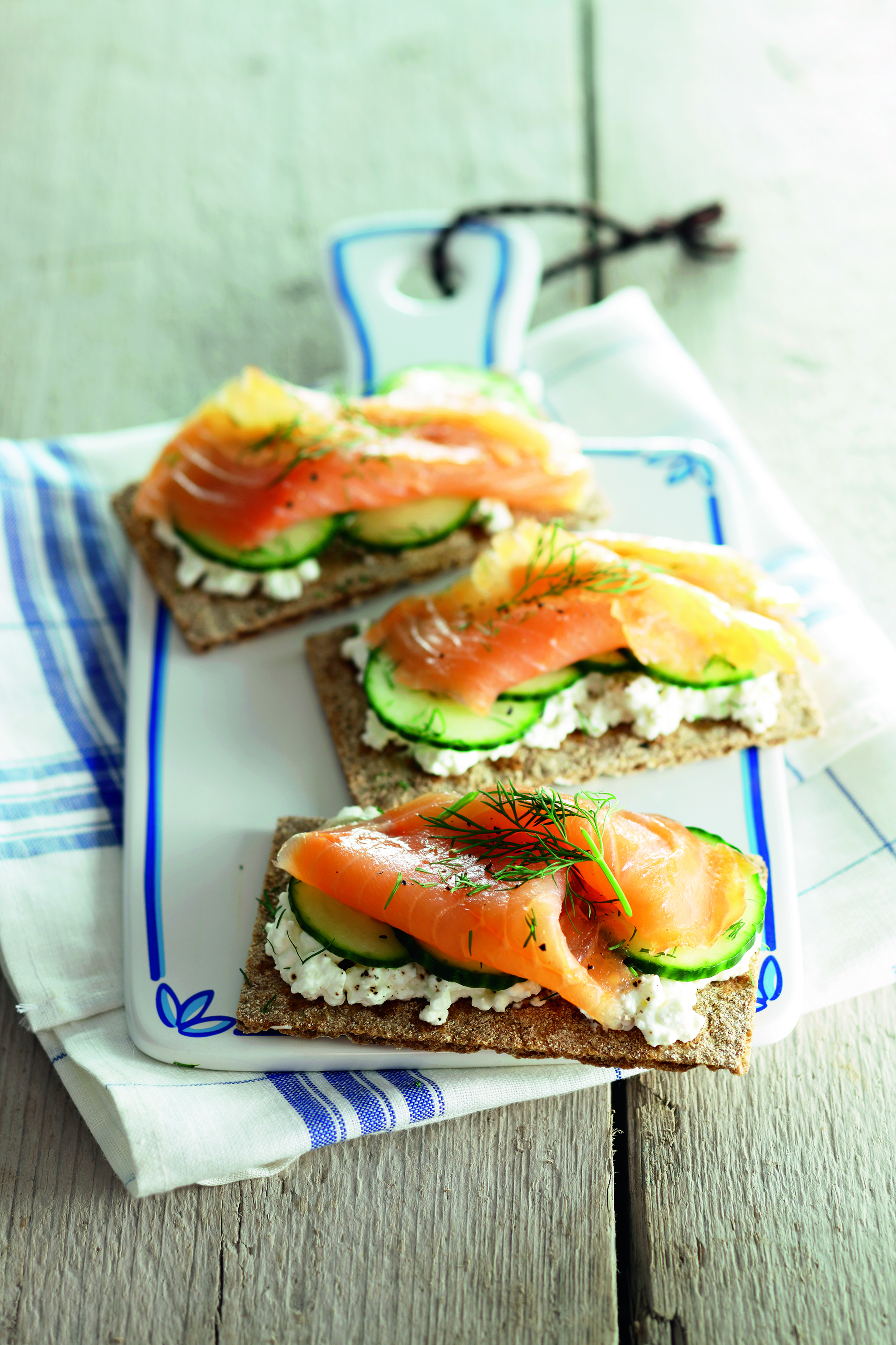 Knäckebröd met gerookte zalm