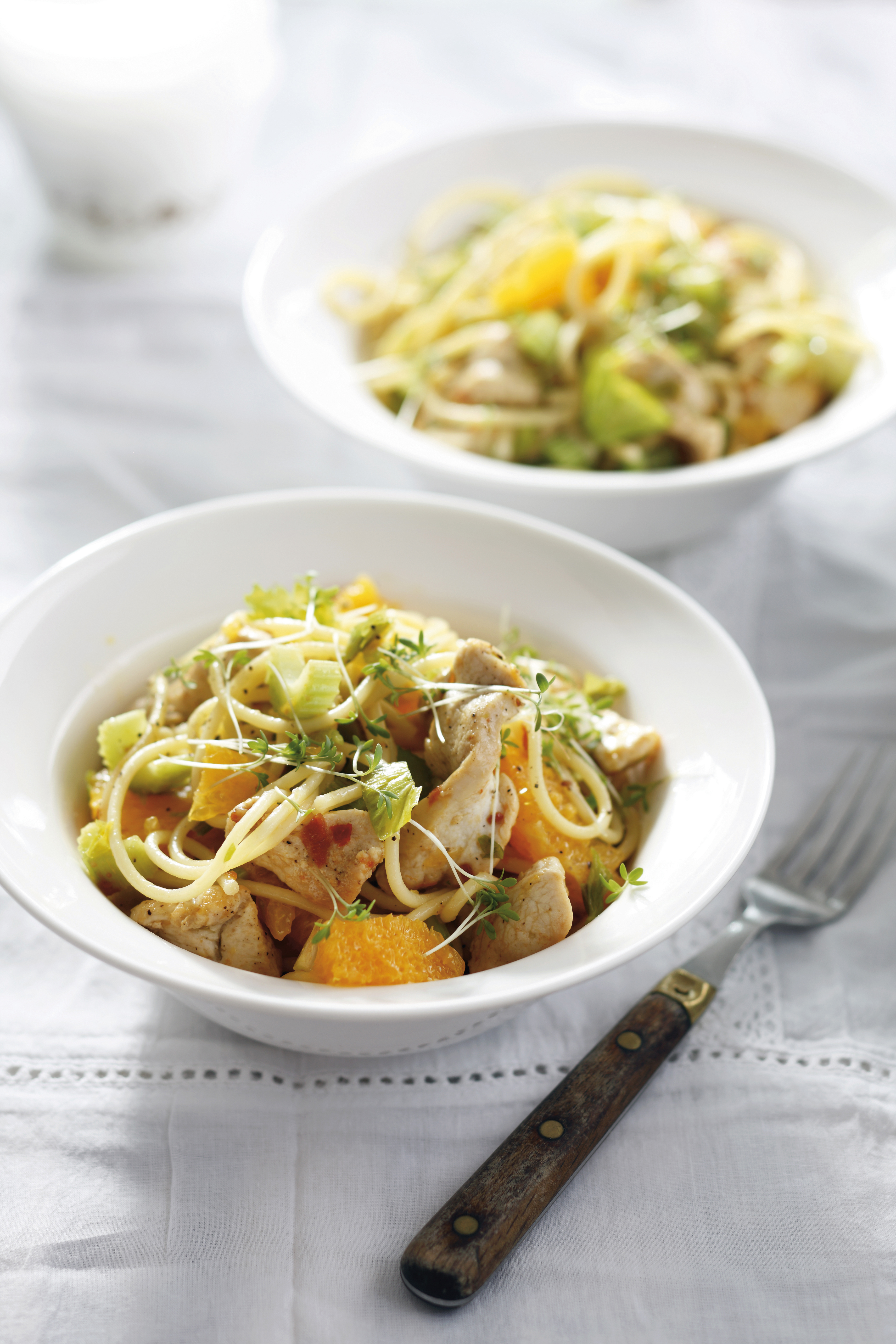 Spaghetti met kip, bleekselderij en sinaasappel