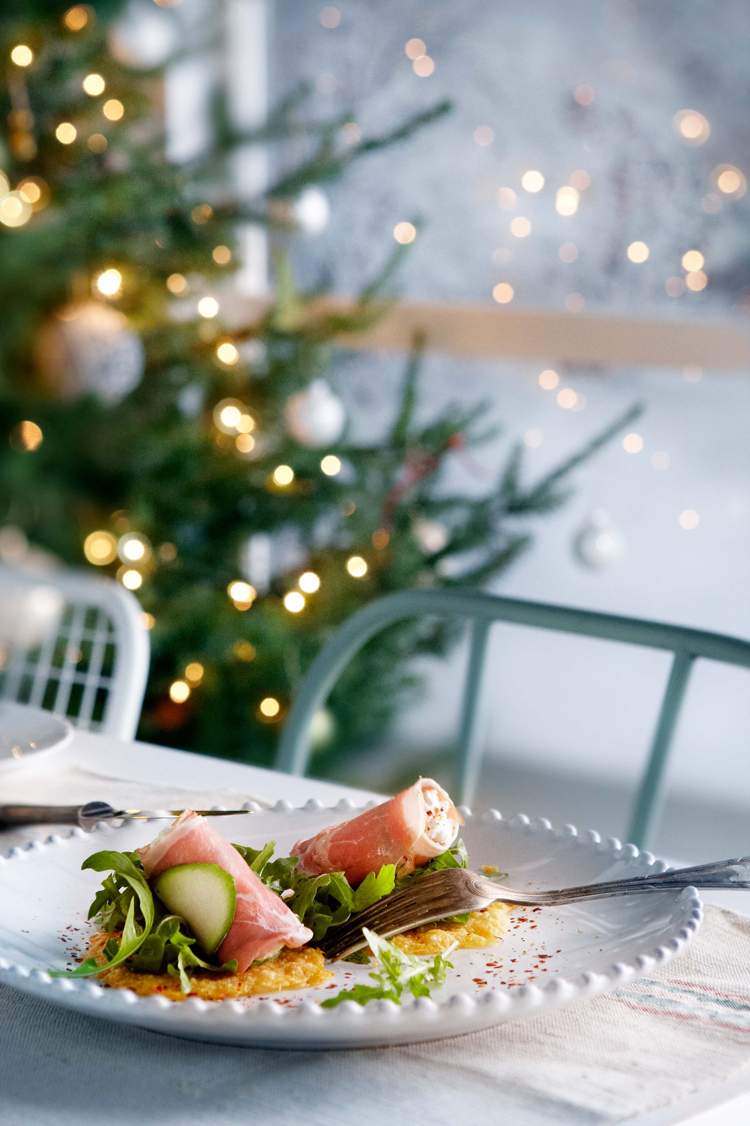Gevulde parmahamrolletjes op een Parmezaanse-kaascracker