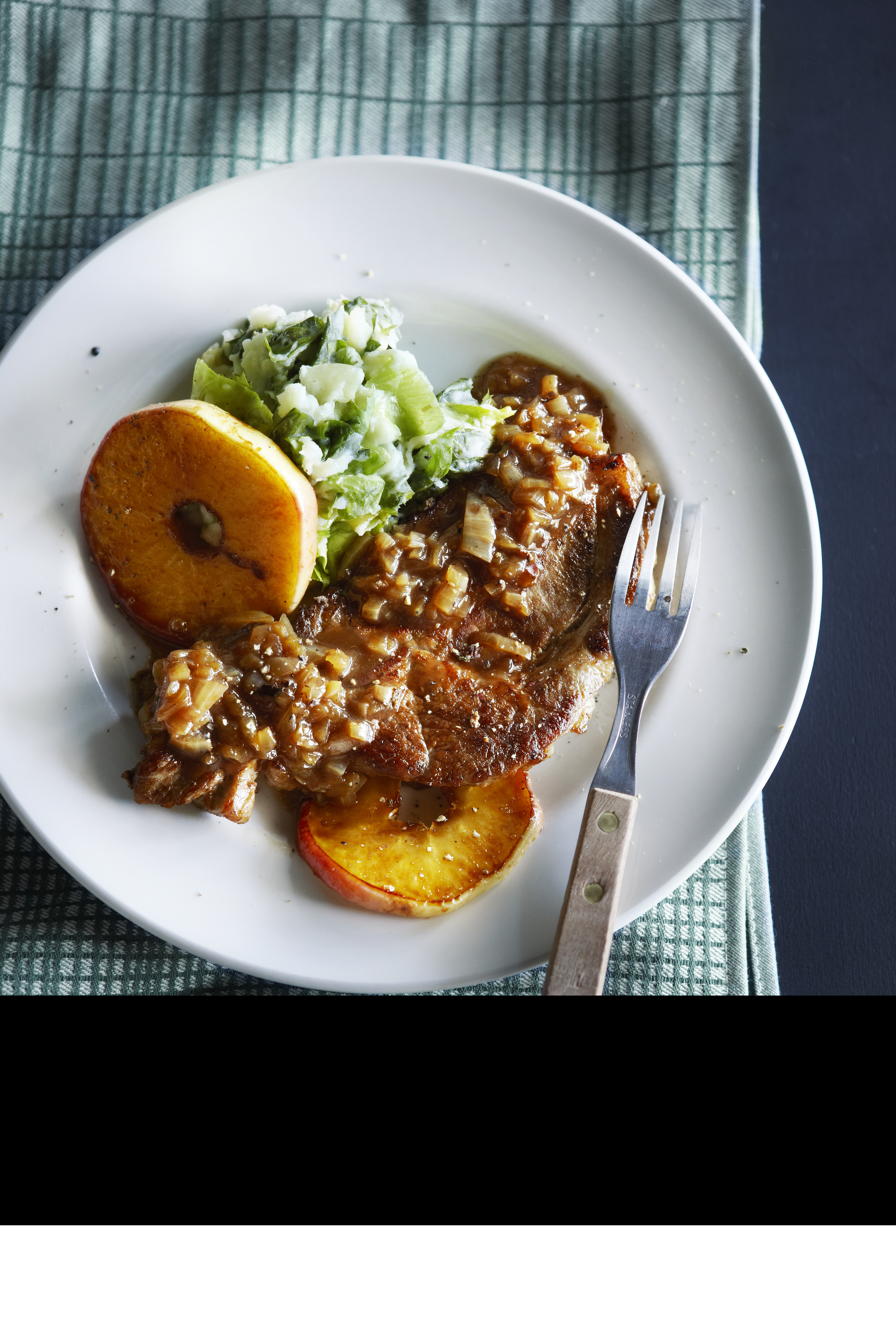 Schouderkarbonade met appel-uiensaus