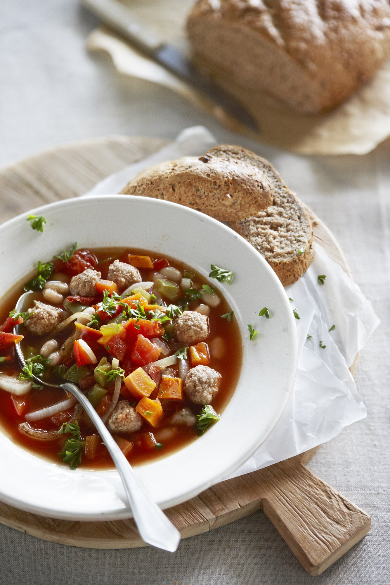 Goulashsoep met witte bonen en gehaktballetjes