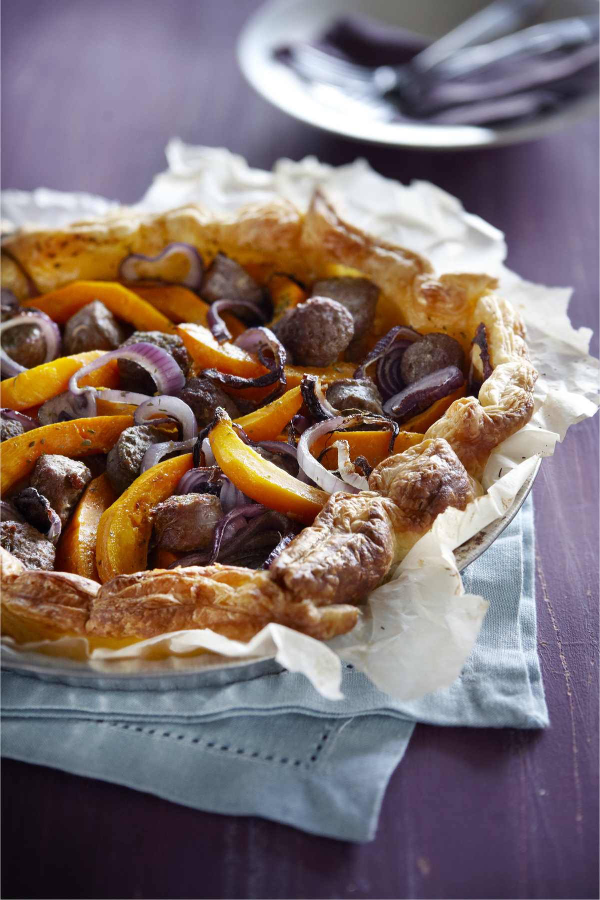 Hartige taart met worst, ui en pompoen