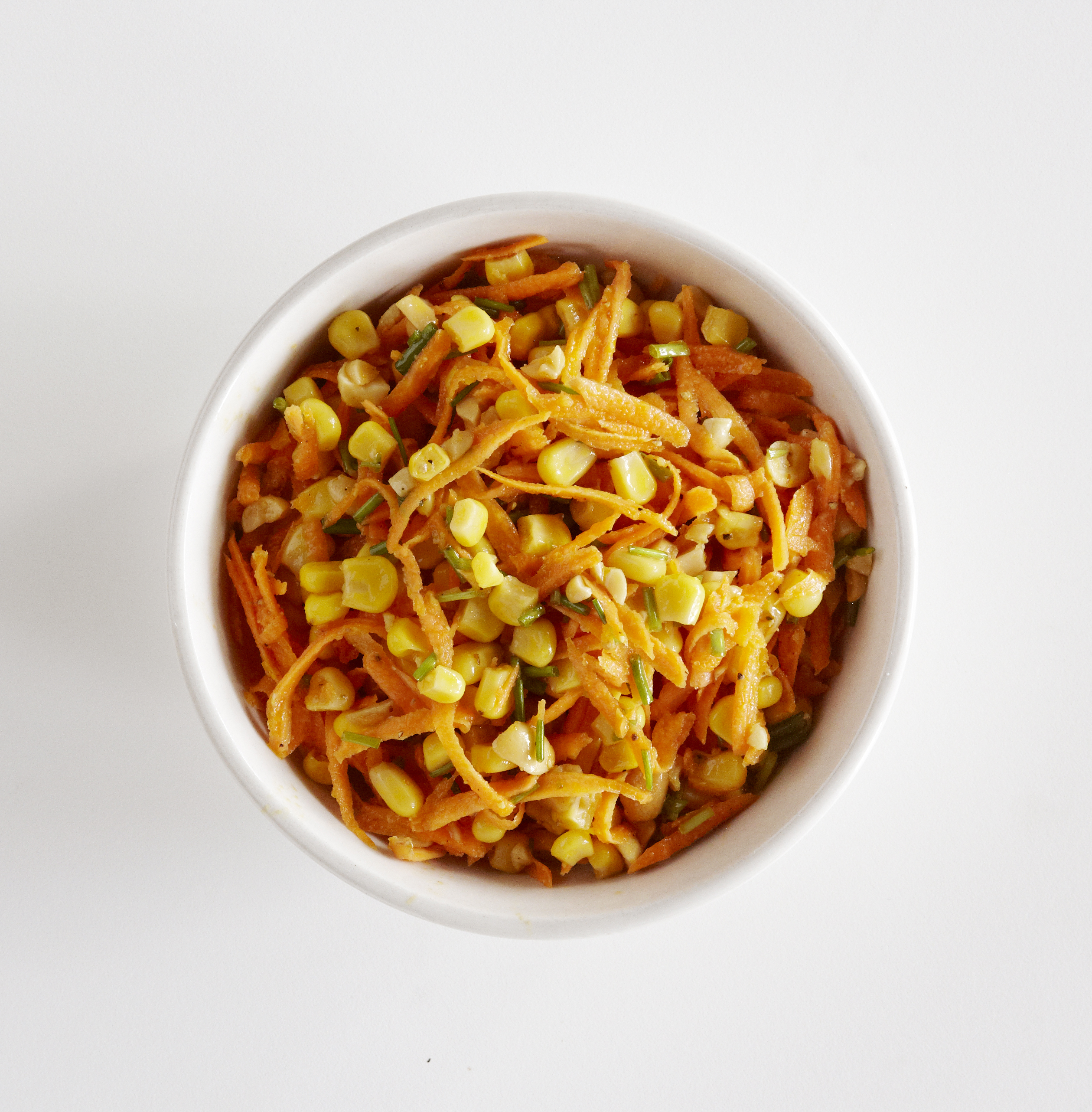 Rauwe wortelsalade met maïs