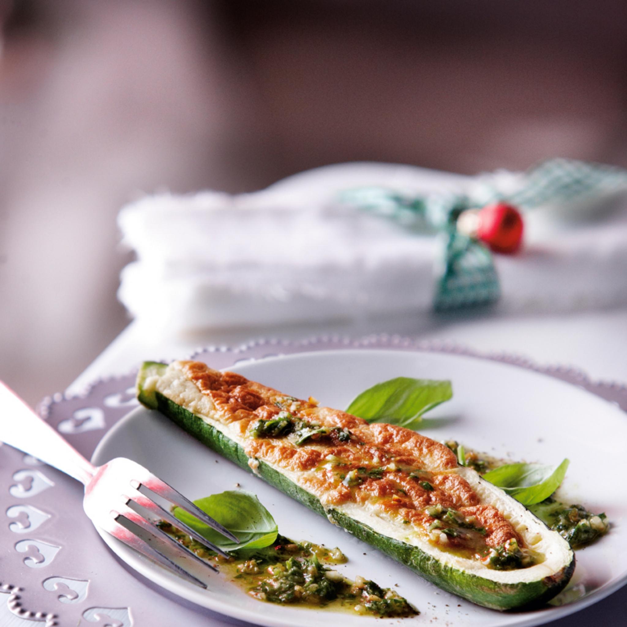 Courgette met blauwe-kaassoufflé en grove pestosaus