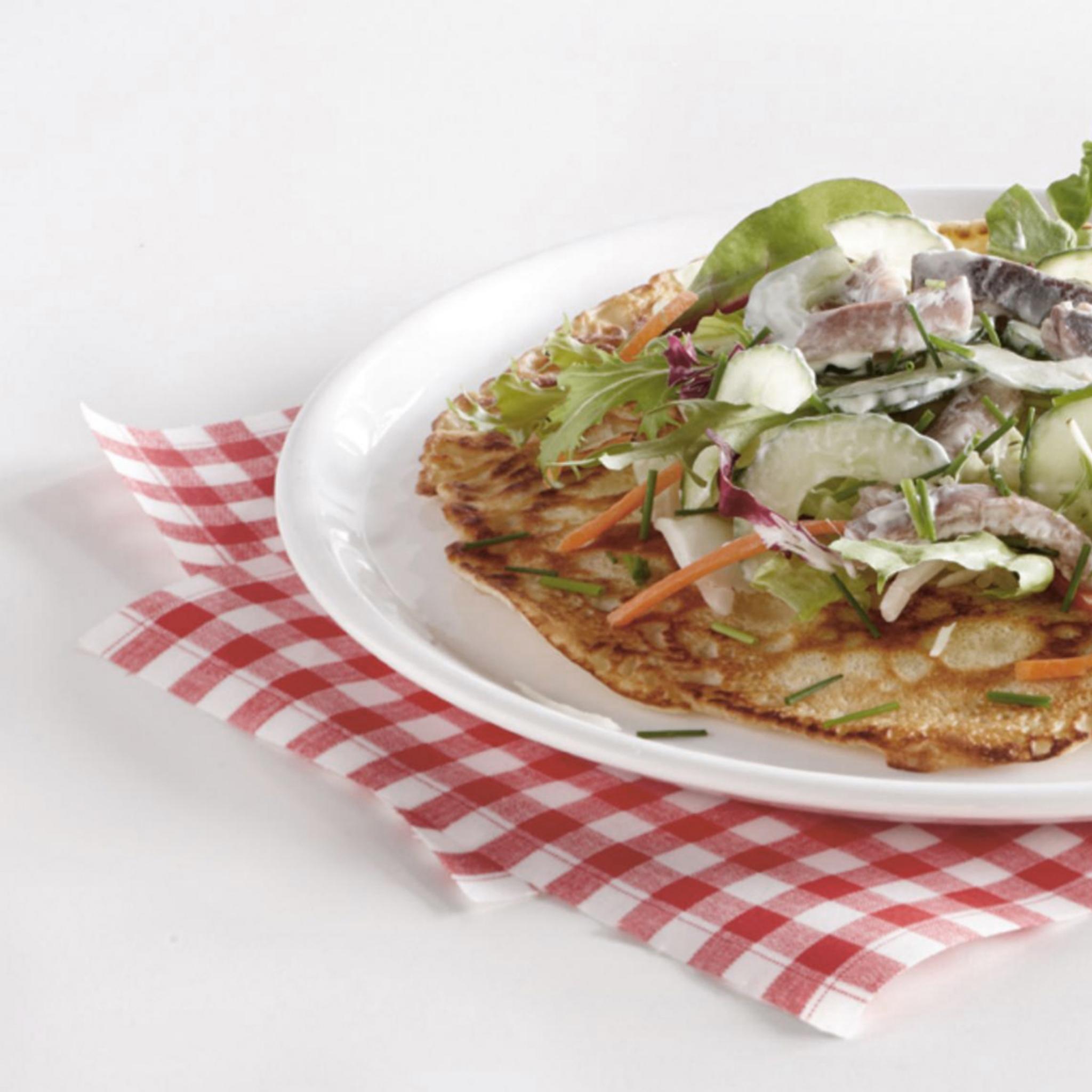 Hartige pannenkoek met haring en komkommer