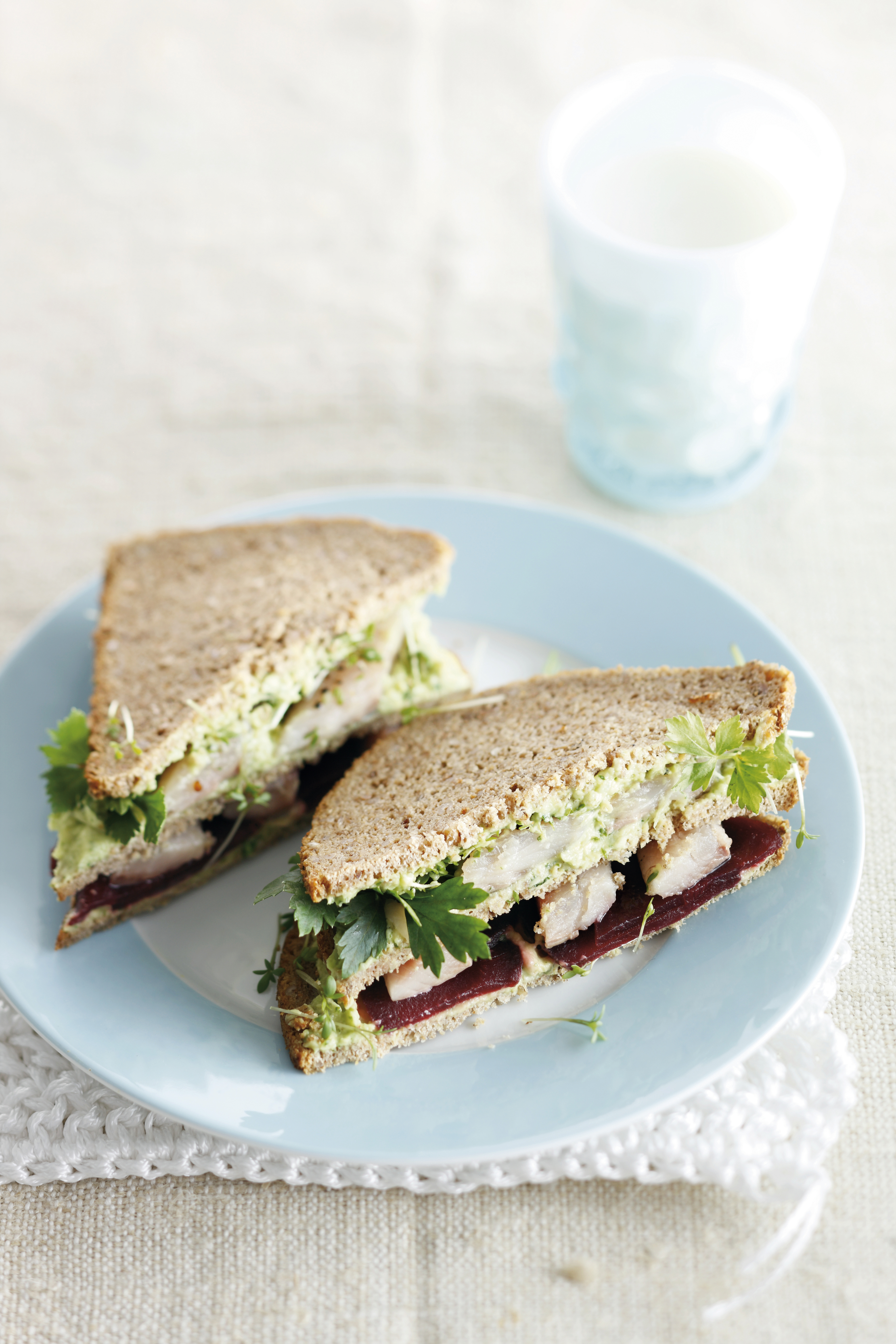Roggebroodsandwich met haring, biet en avocado