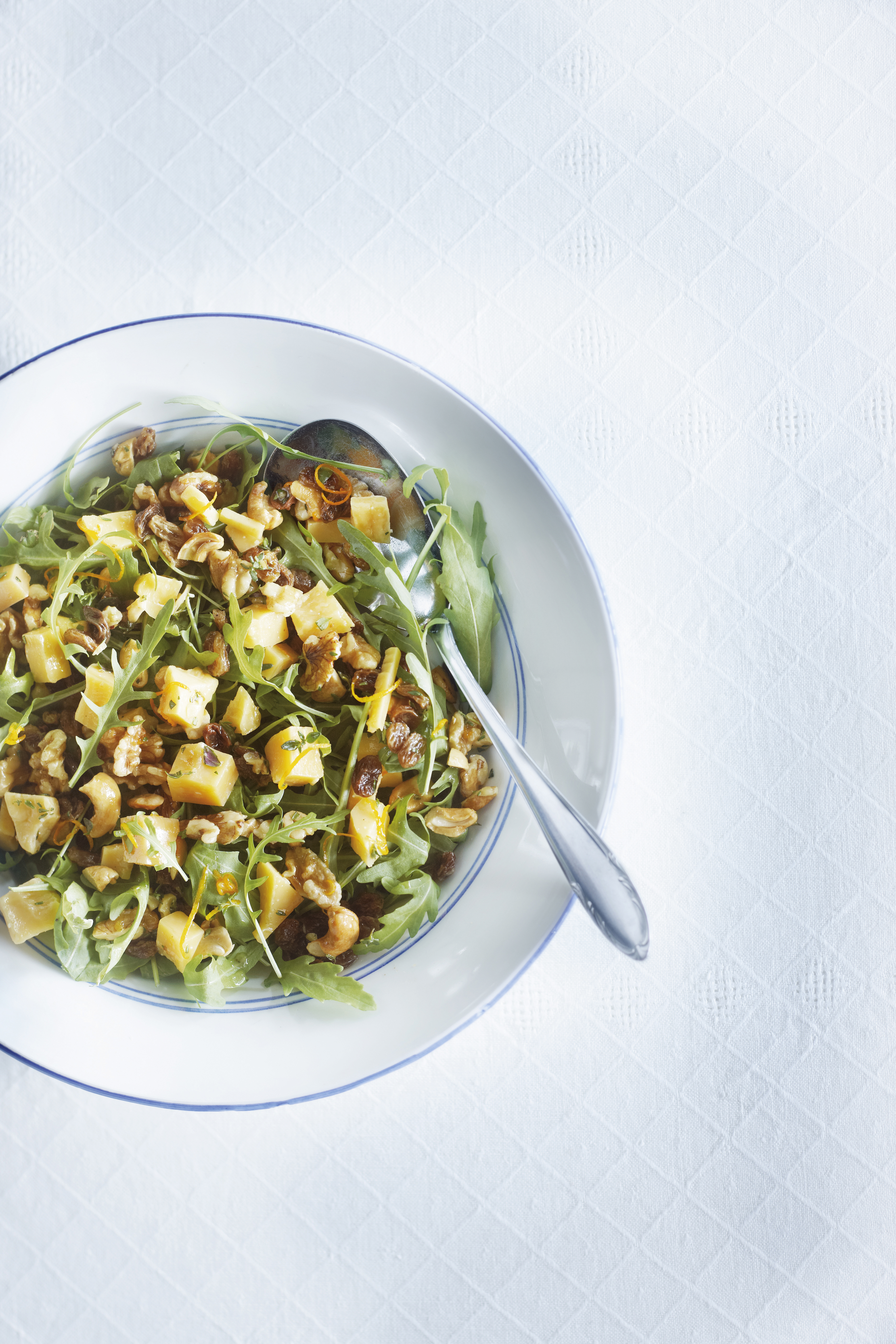 Salade met oude kaas, blanke rozijnen, honing en noten