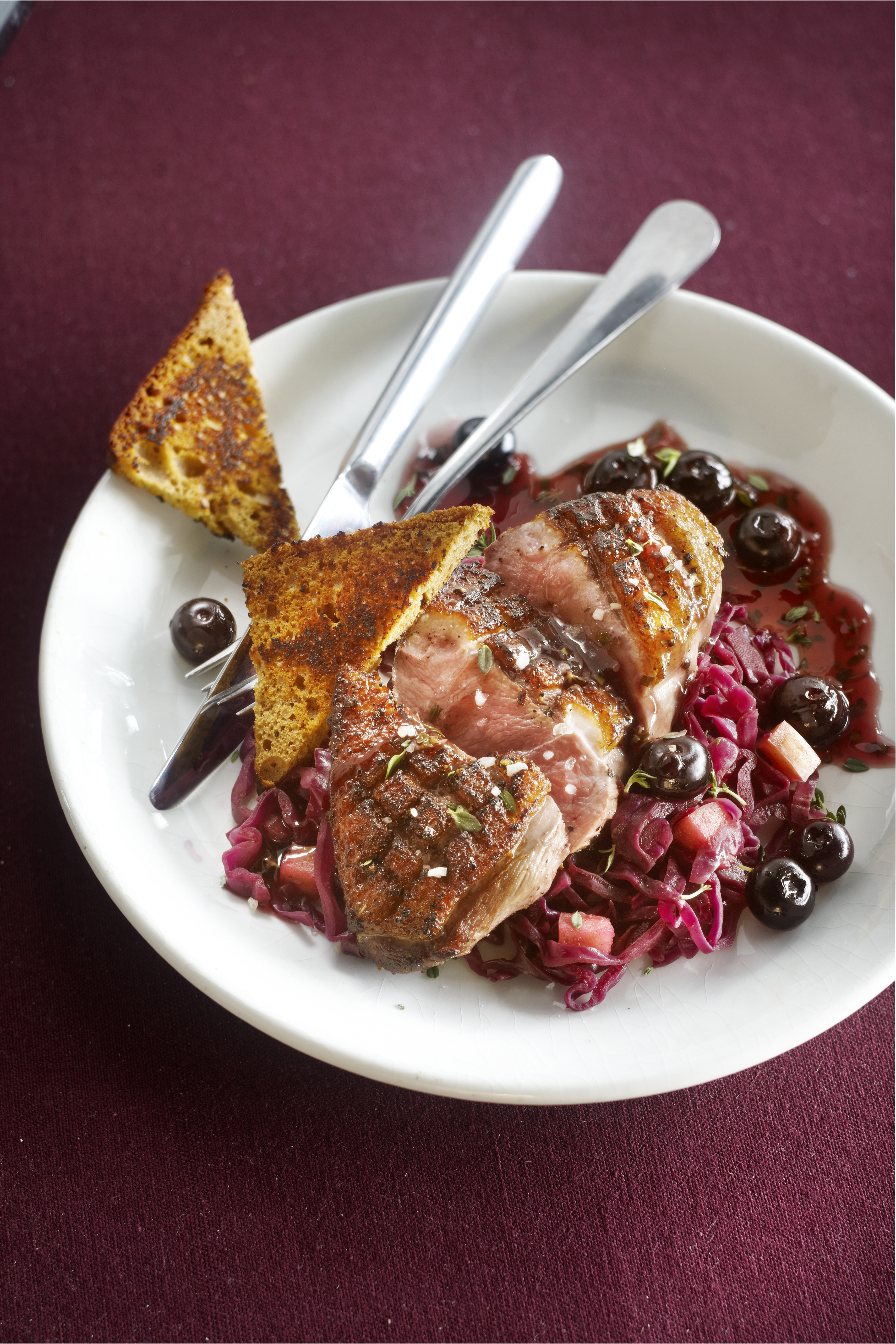 Eendenborst met blauwe bessen en kruidkoek