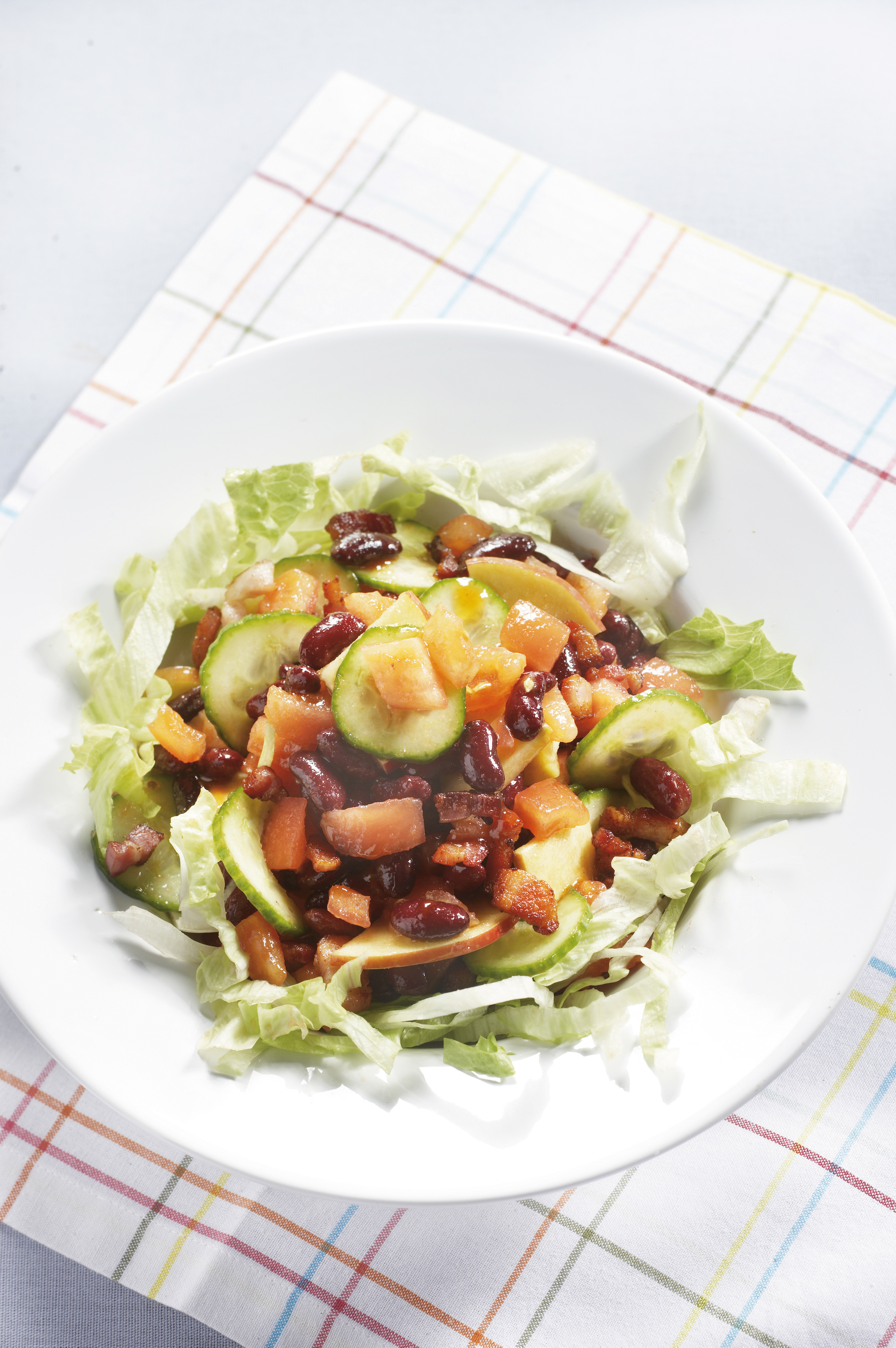 Komkommersalade met spek en bonen