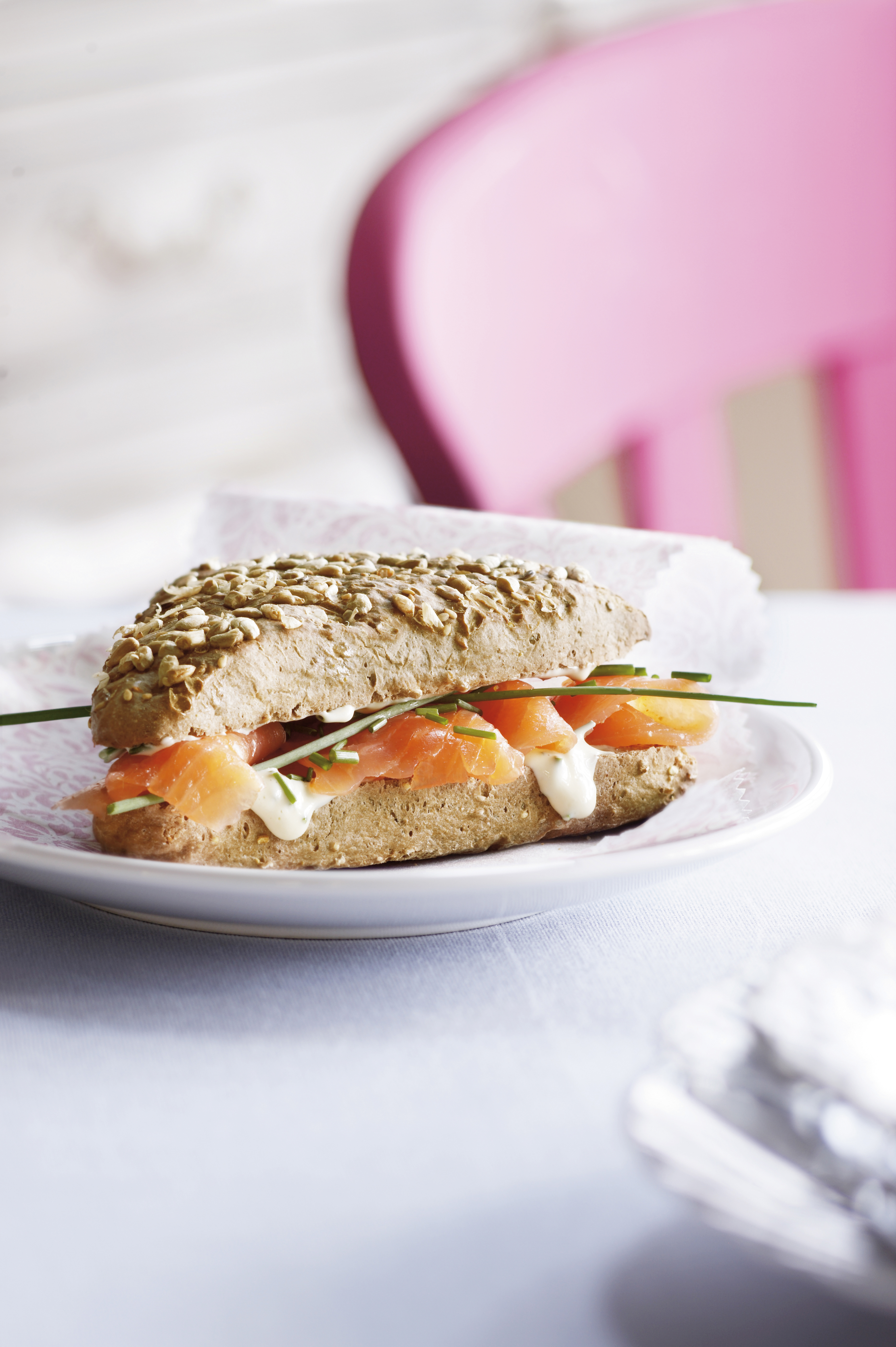 Meergranentriangel met gerookte zalm en sinaasappelmayonaise