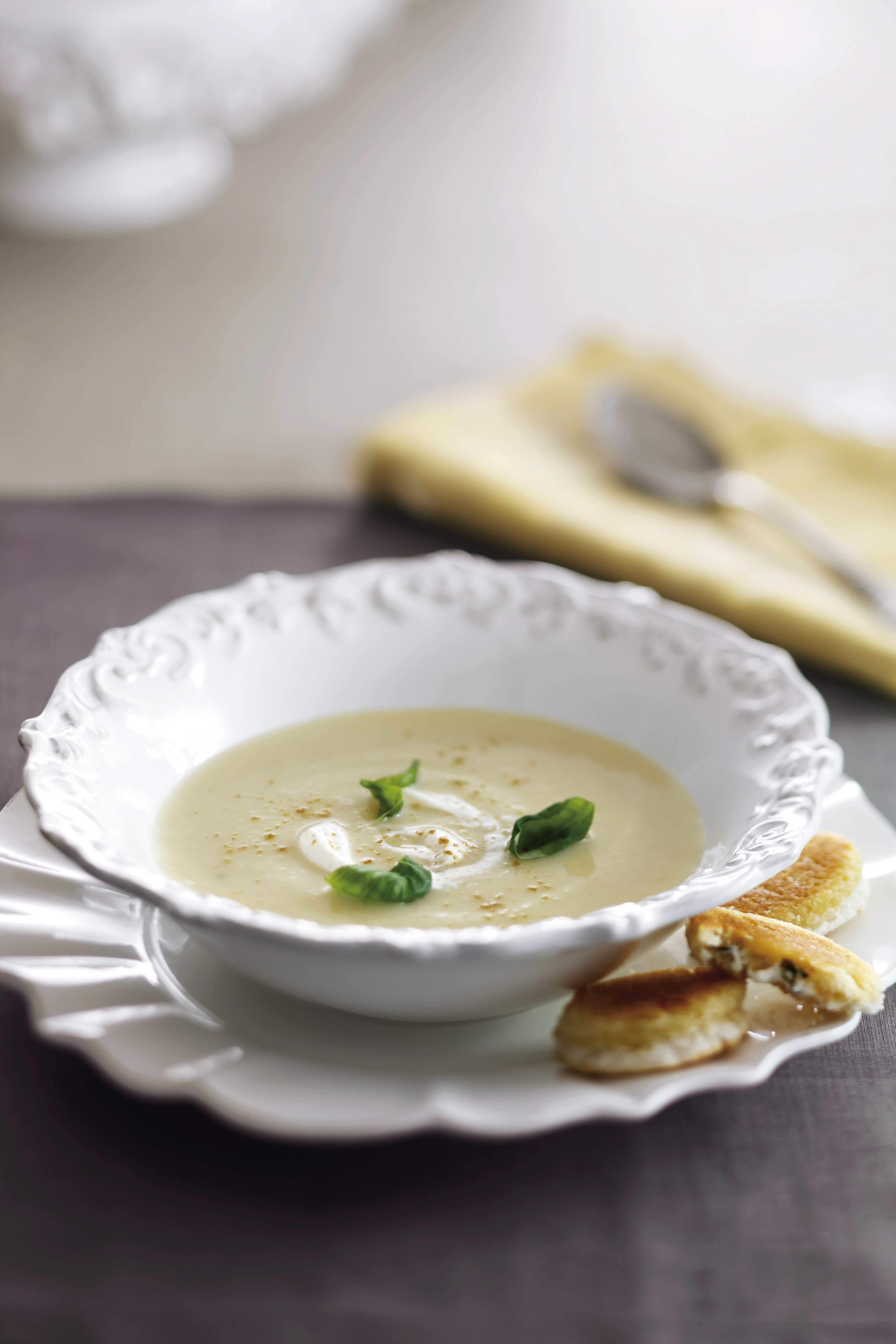 Selderijsoep met appel en gevulde croutons