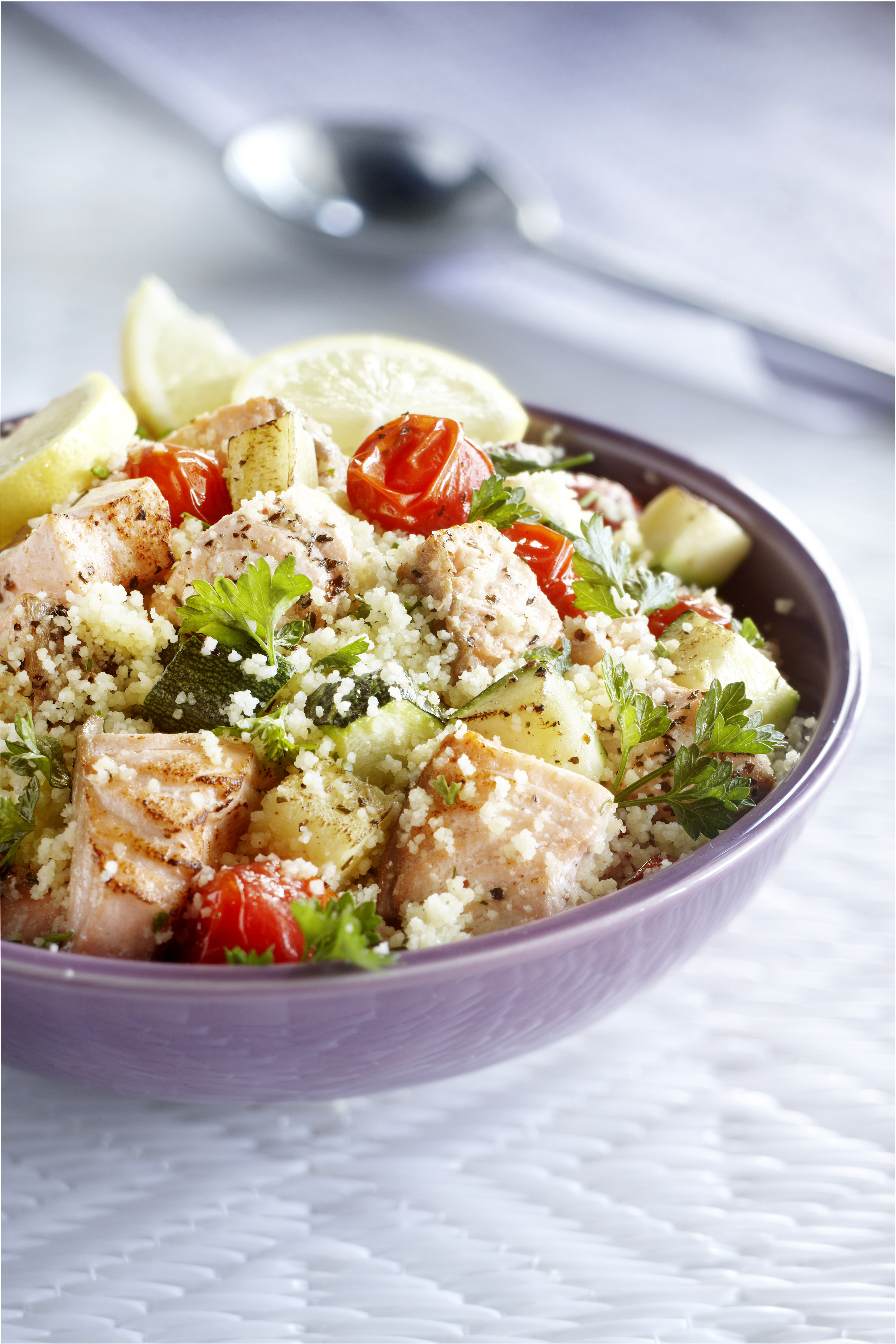 Couscoussalade met geroosterde groenten en zalm