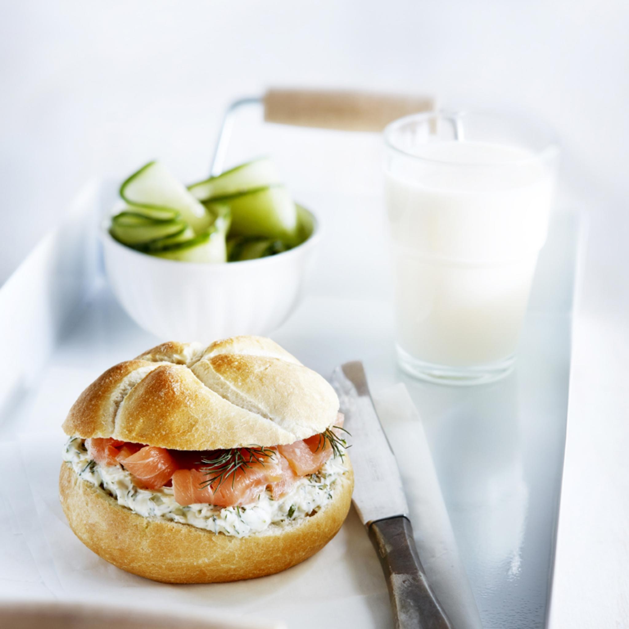 Kaiserbroodje met dillemascarpone en gerookte zalm