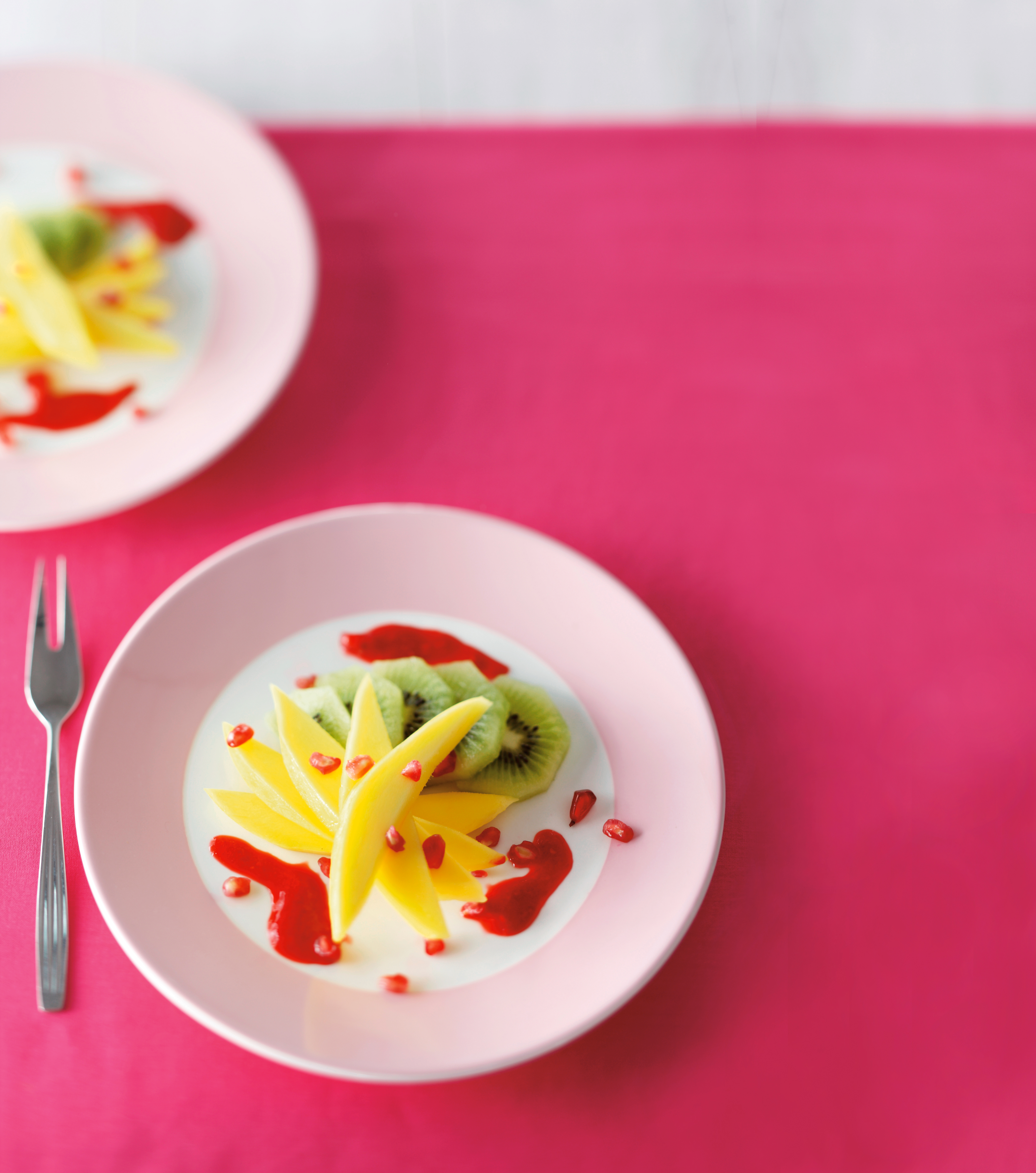 Kiwi-mangosalade met bosvruchtencoulis