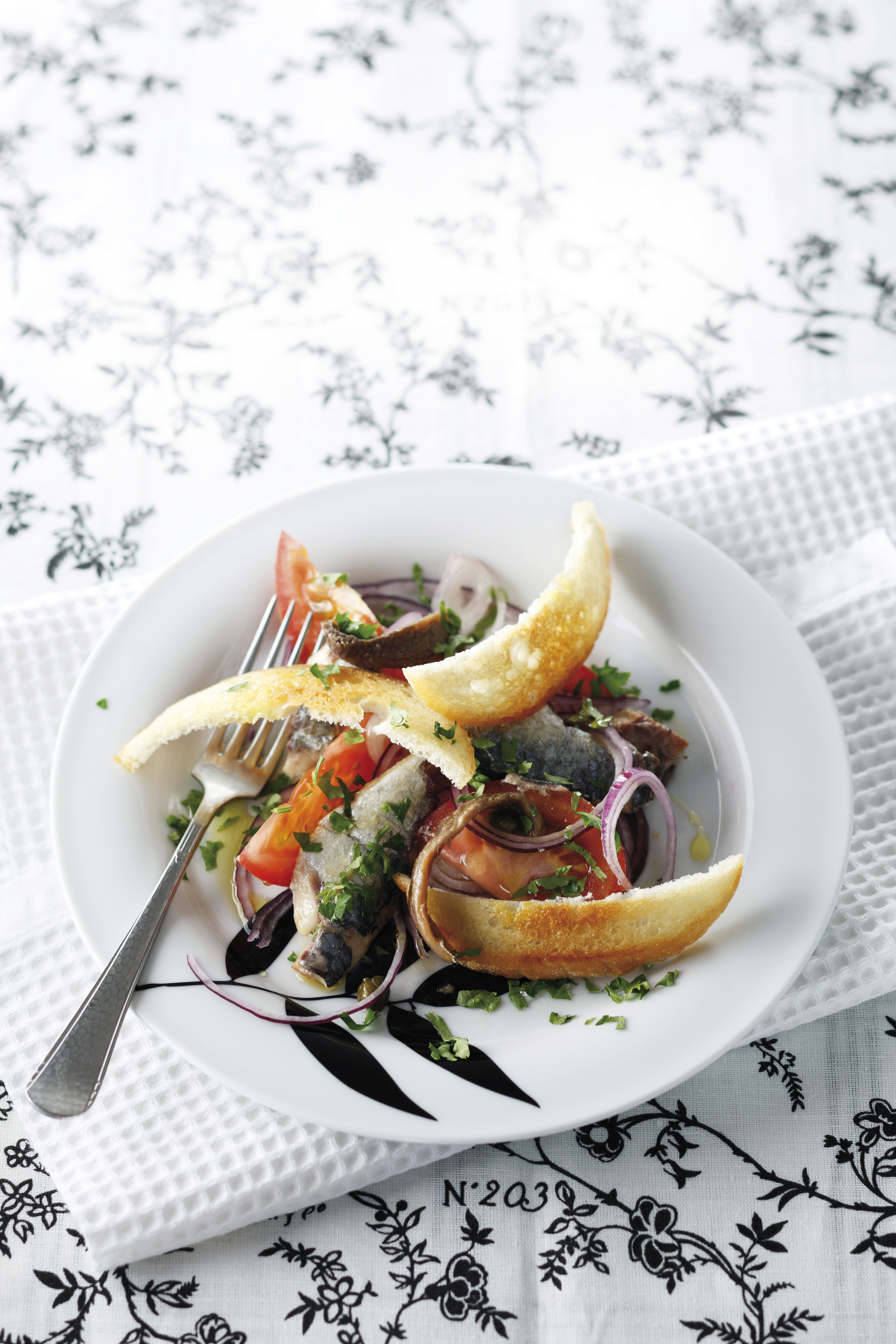 Sardine-ansjovissalade met knoflookcroutons