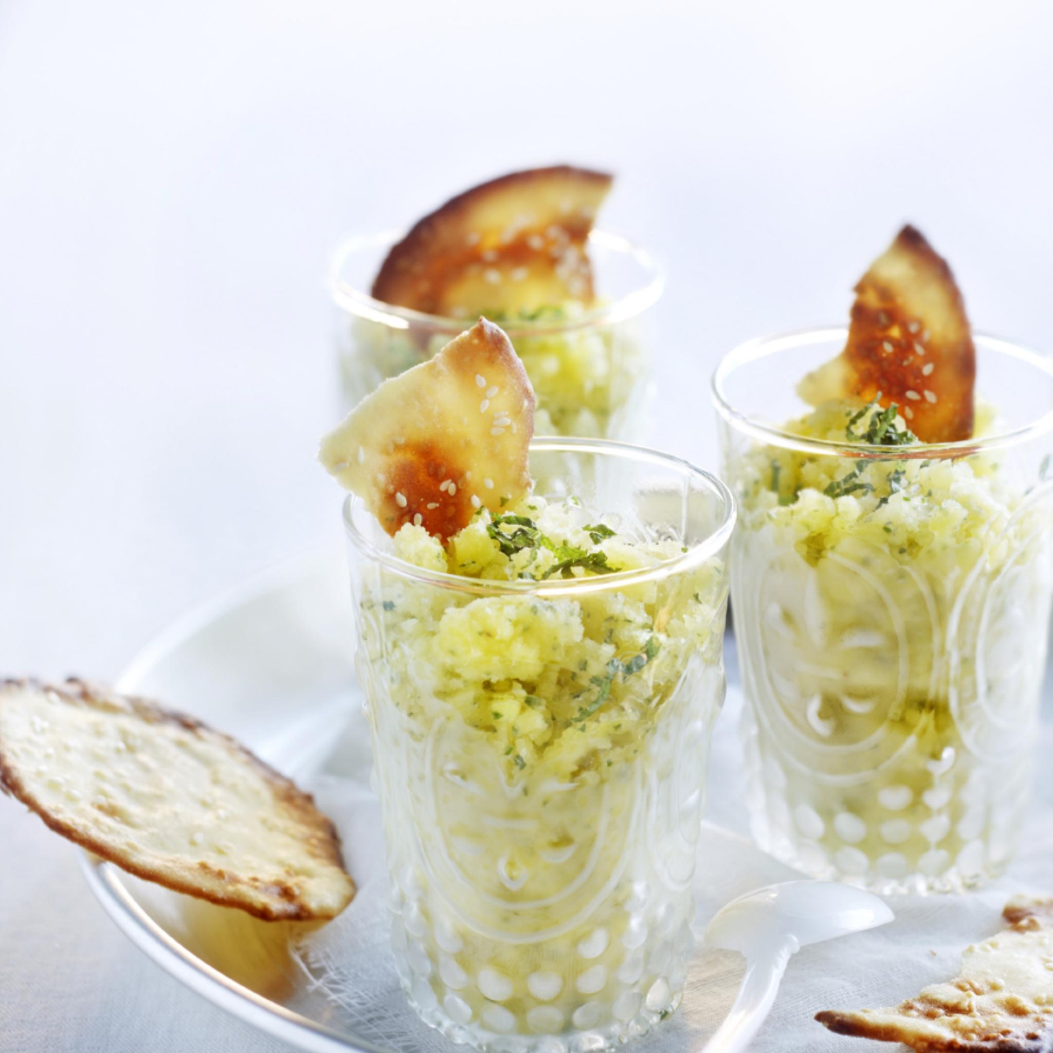 Mango-muntgranita met sesamwafel