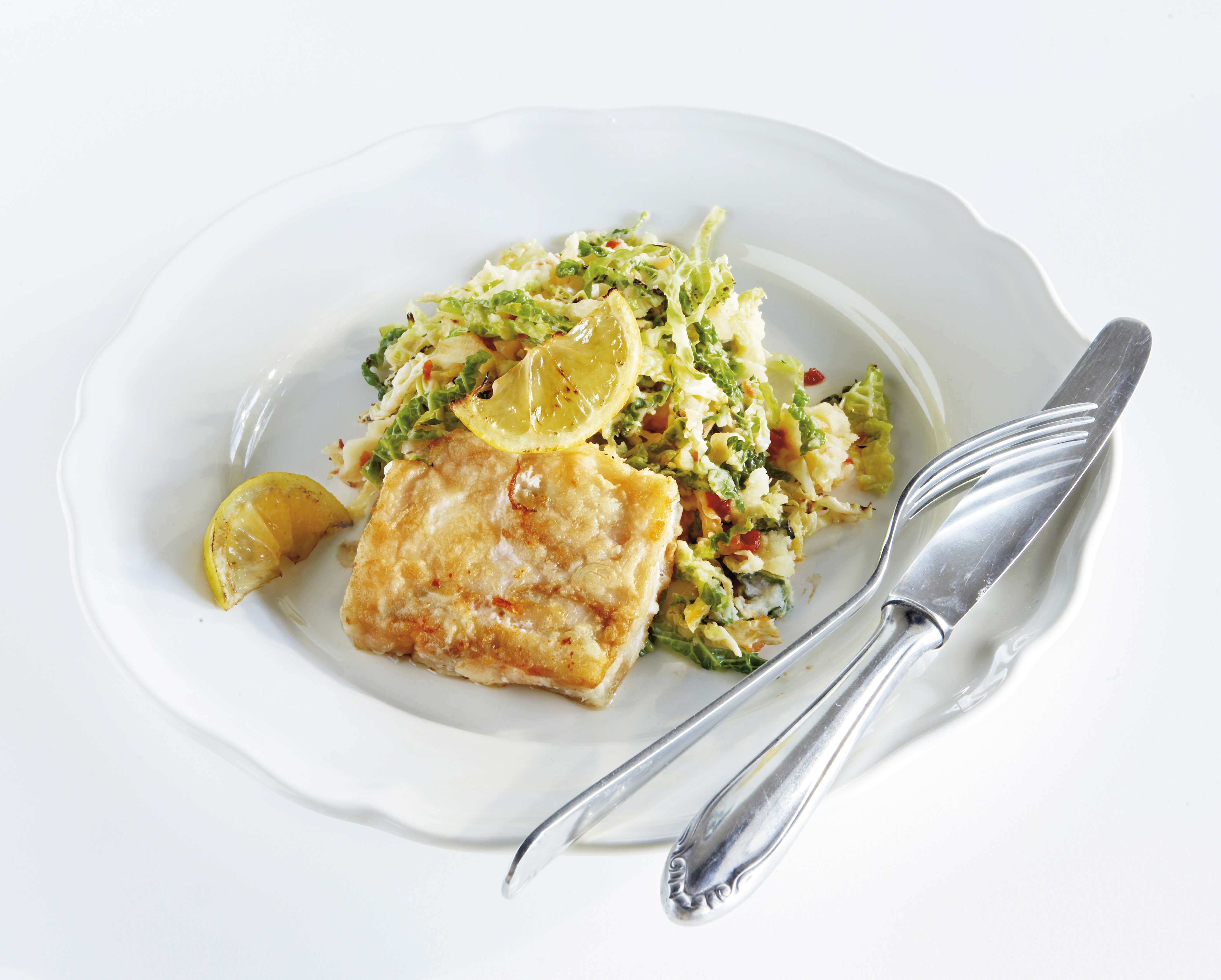 Pikante groenekoolstamppot met gebakken vis