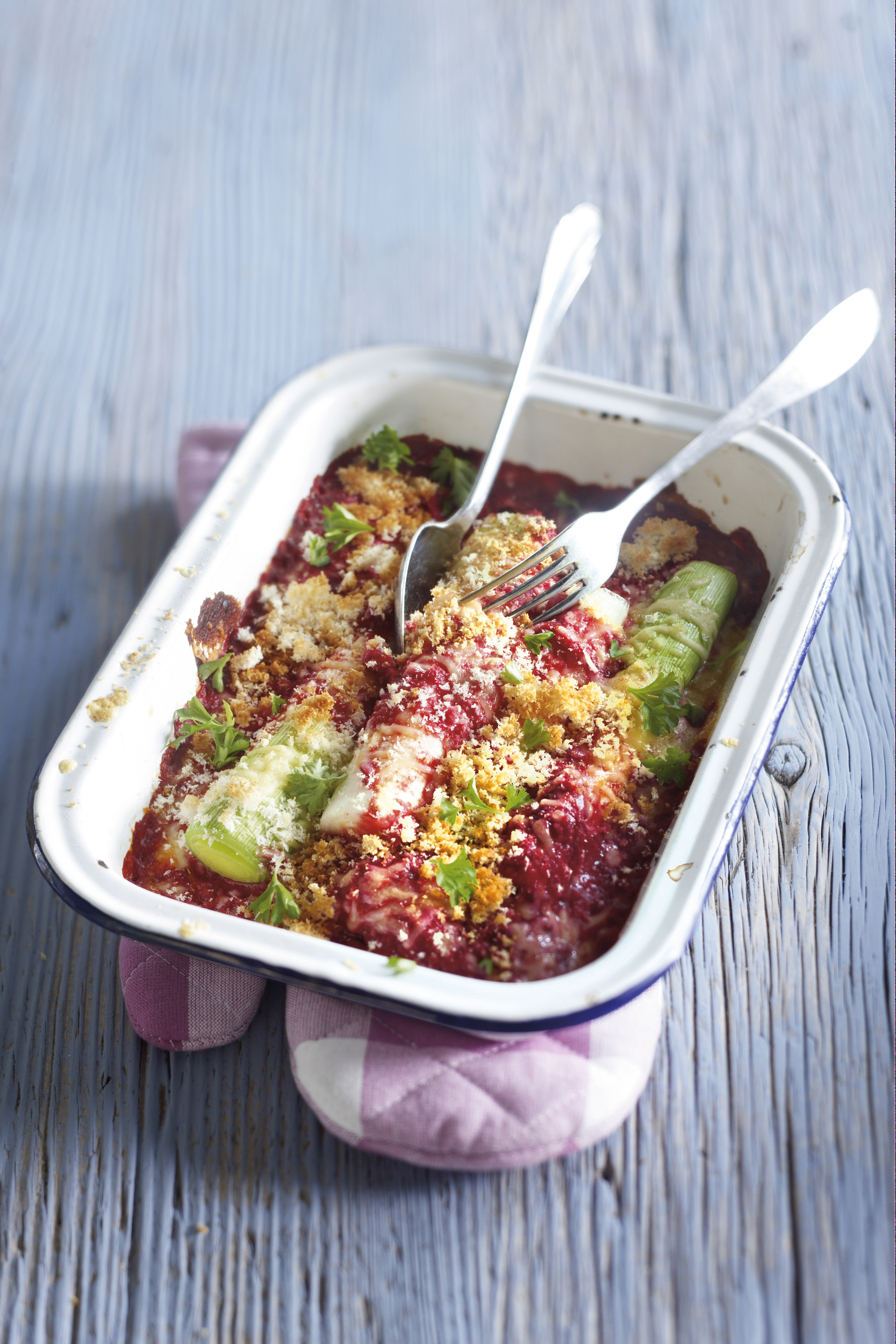 Prei uit de oven met tomaten-bietensaus