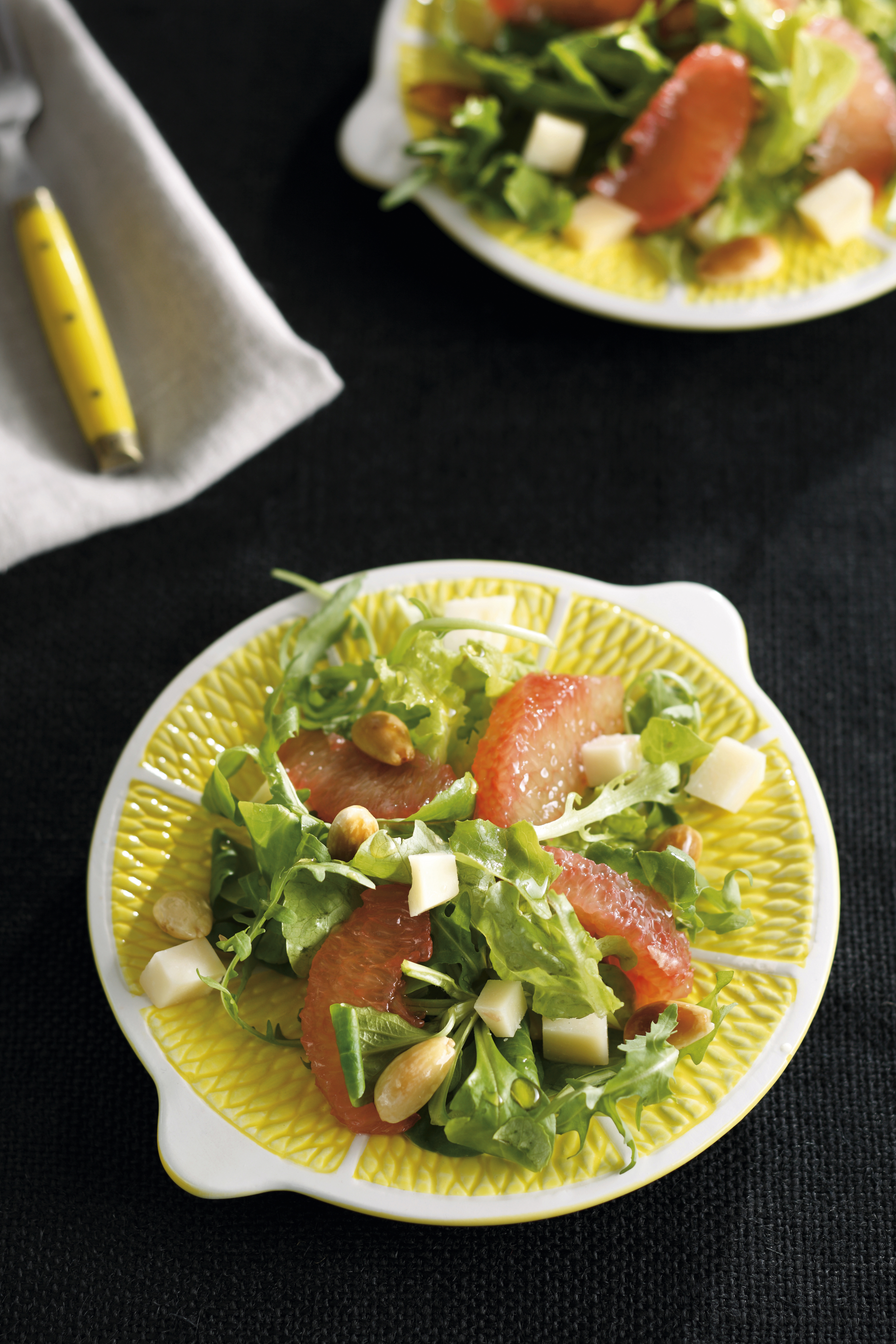 Salade met geitenkaas, amandelen en rode grapefruit