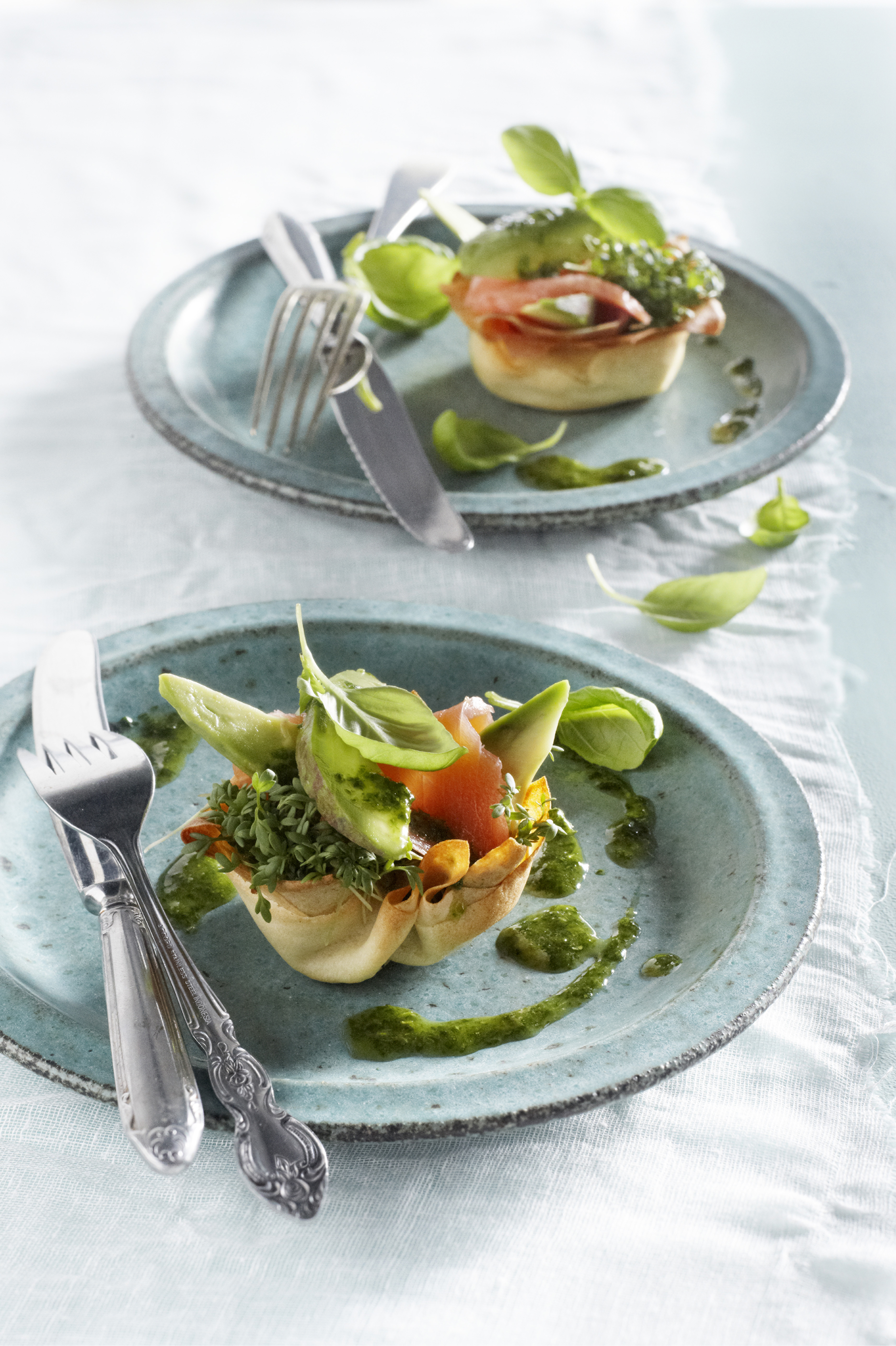 Zalm-avocadobakje met basilicumdressing