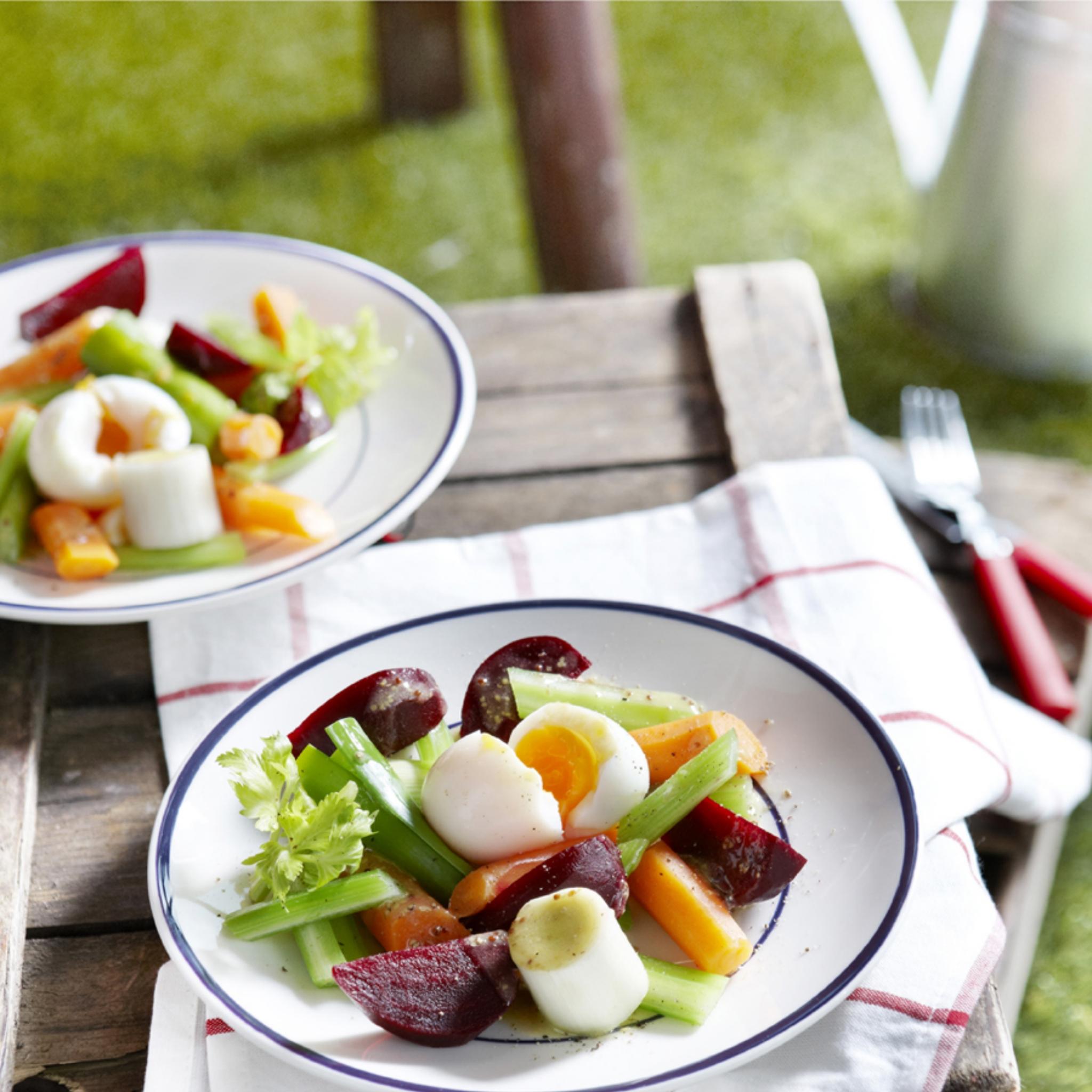Knapperige groenten met mosterd-dressing en zachtgekookt eitje
