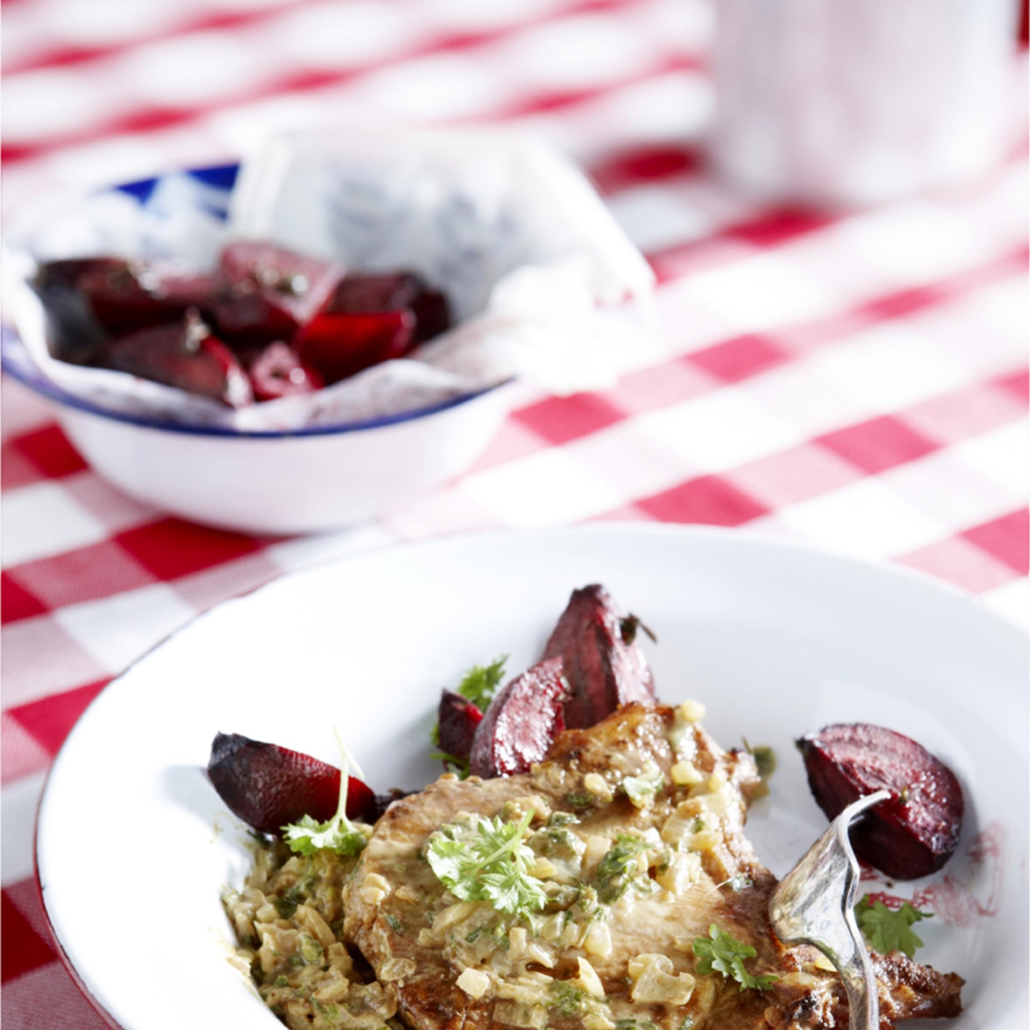 Ribkarbonade met peterselie en geroosterde bieten