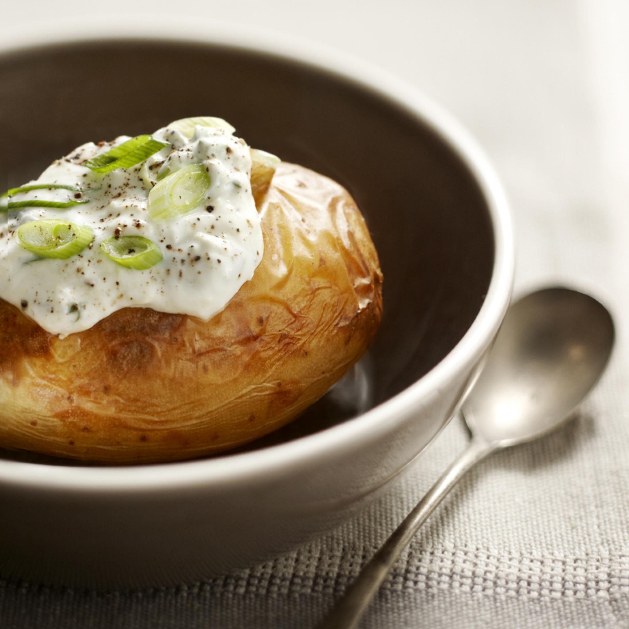 Gepofte aardappel met kwarktopping