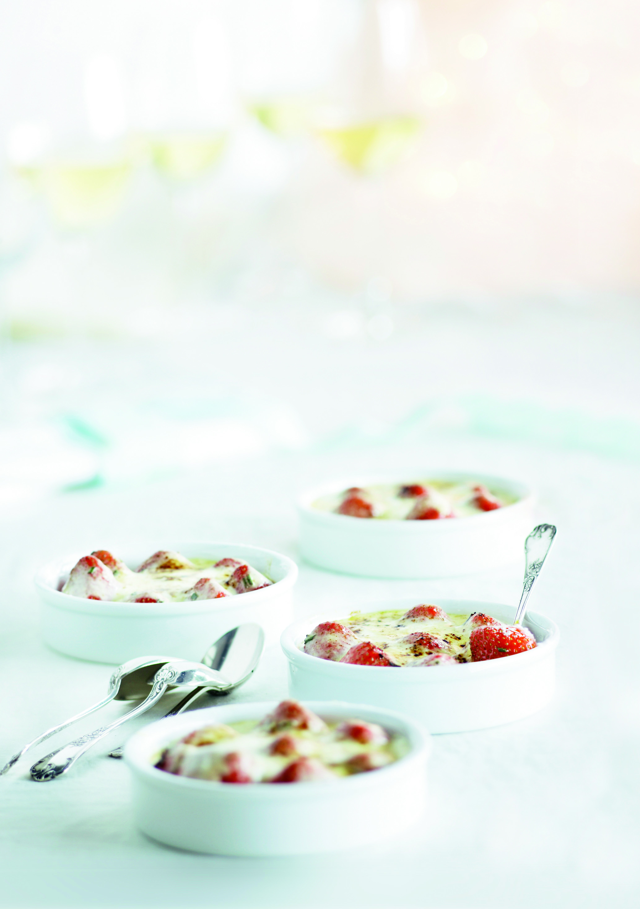 Gegratineerde aardbeien met rozemarijnhoning