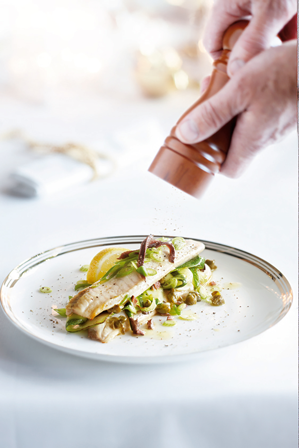 Tilapiasandwich met courgette en ansjovis-kappertjesjus