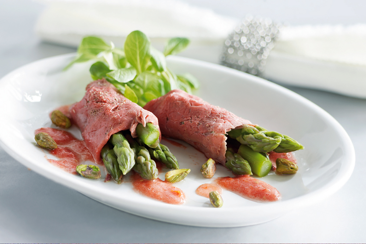 Rosbiefrolletjes met gazpachodressing en geroosterde pistaches