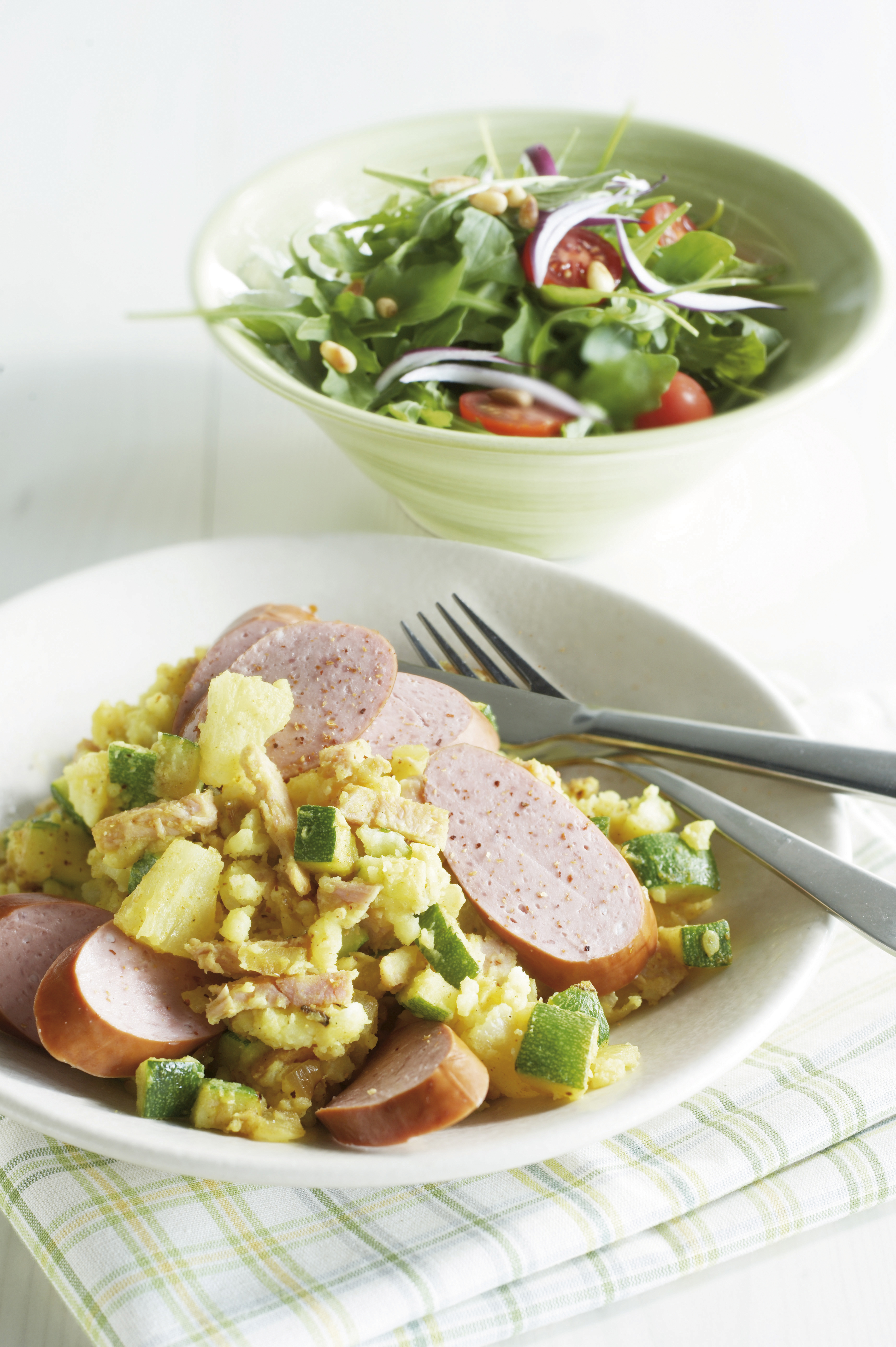 Courgettestamppot uit de wok met ham en ananas