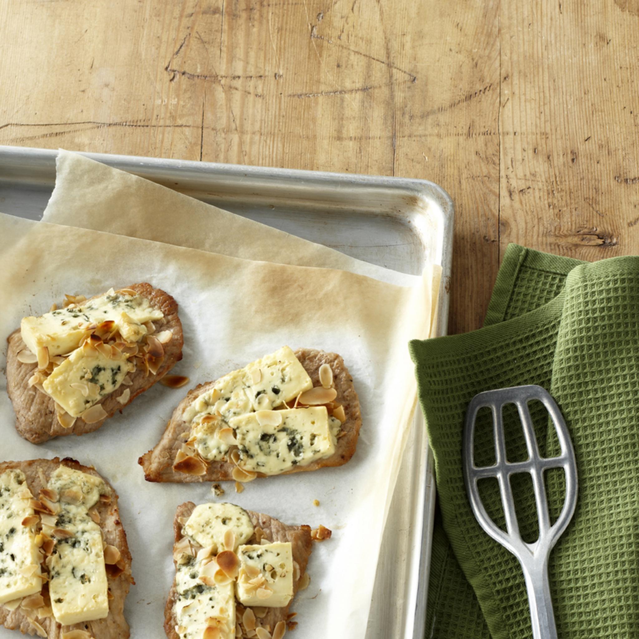 Schnitzel gegratineerd met blauwe kaas en amandelen
