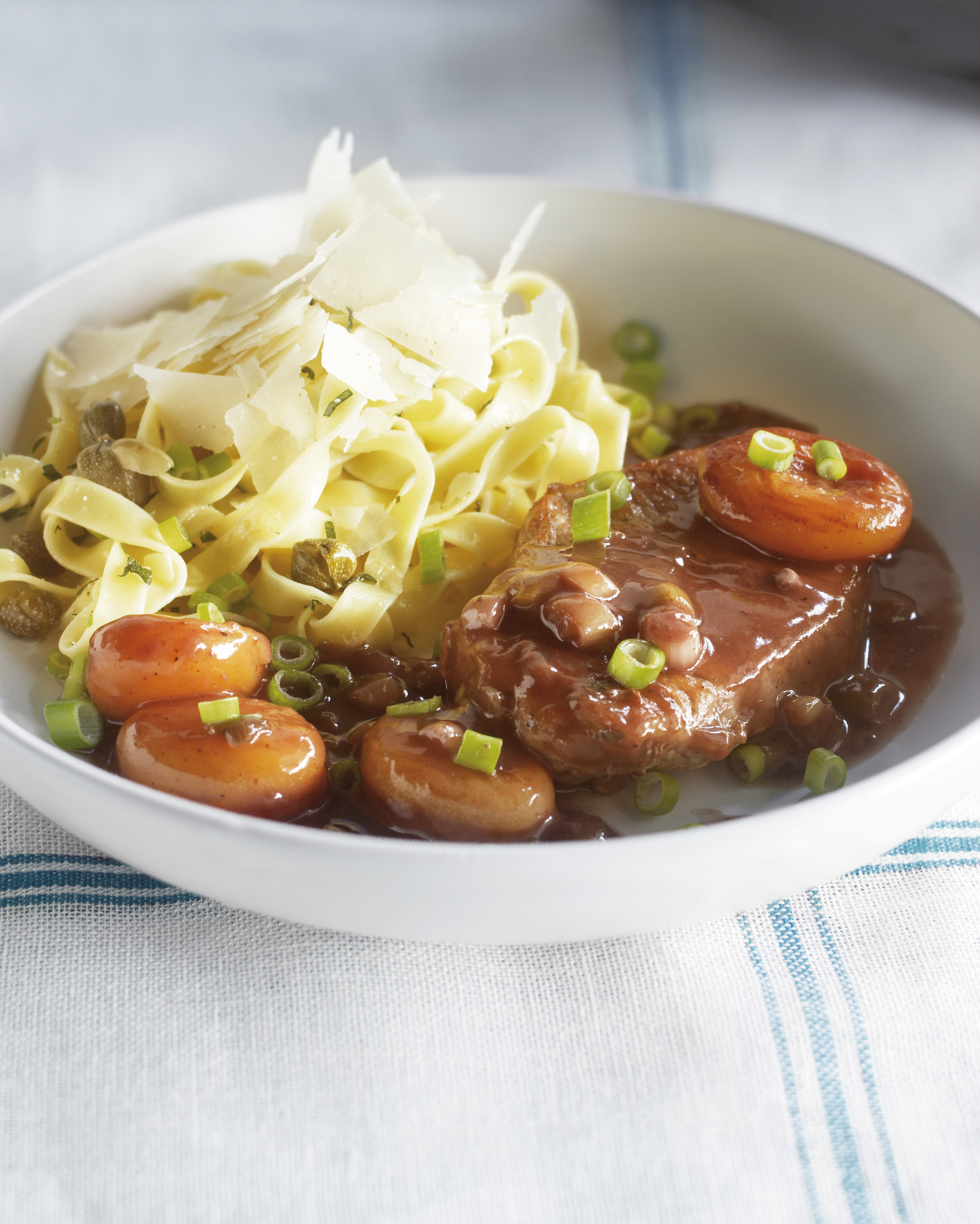 Gestoofde kalfslapjes met bosui en abrikozen