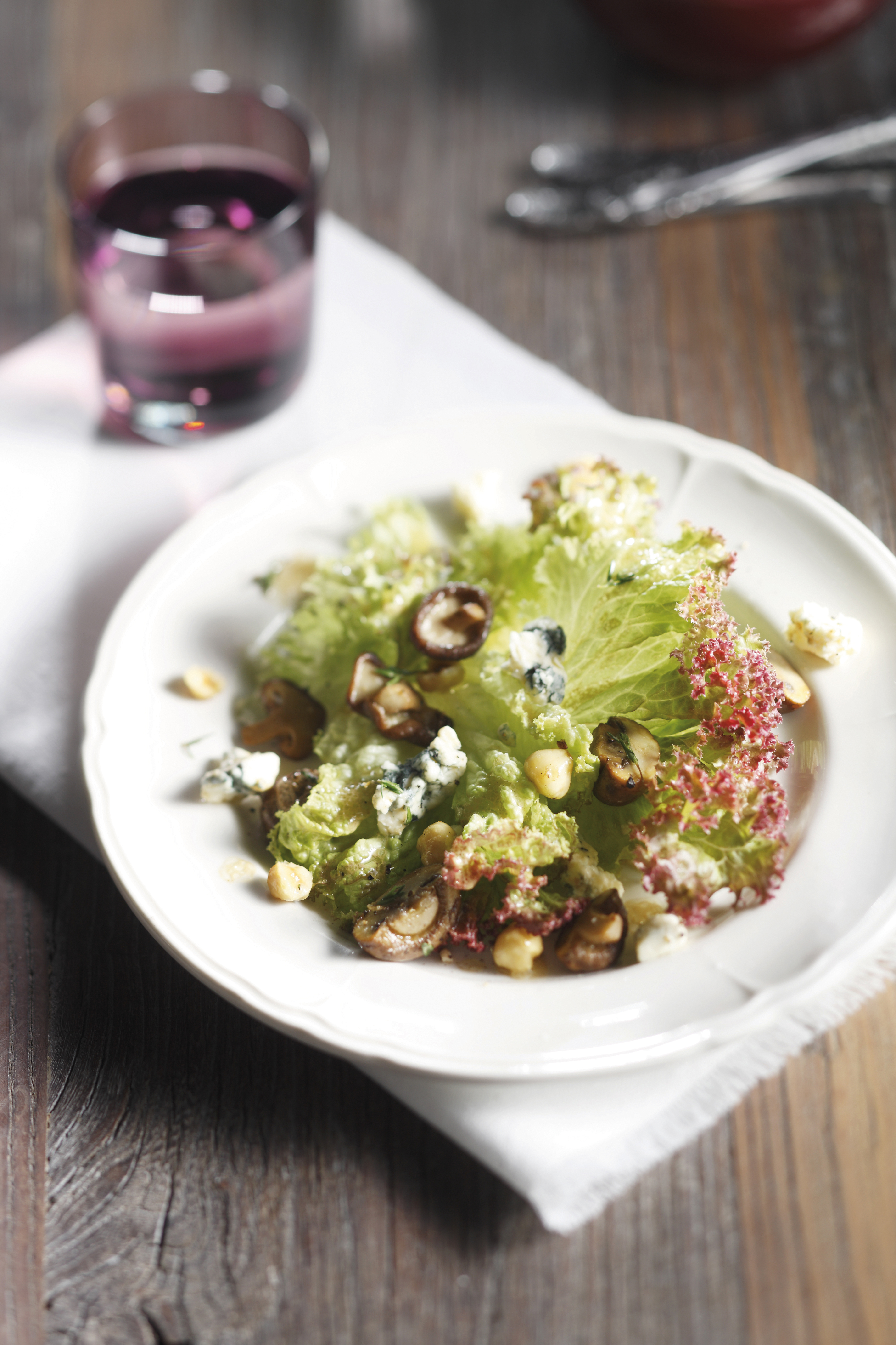 Herfstsalade met paddenstoelen en blauwe kaas