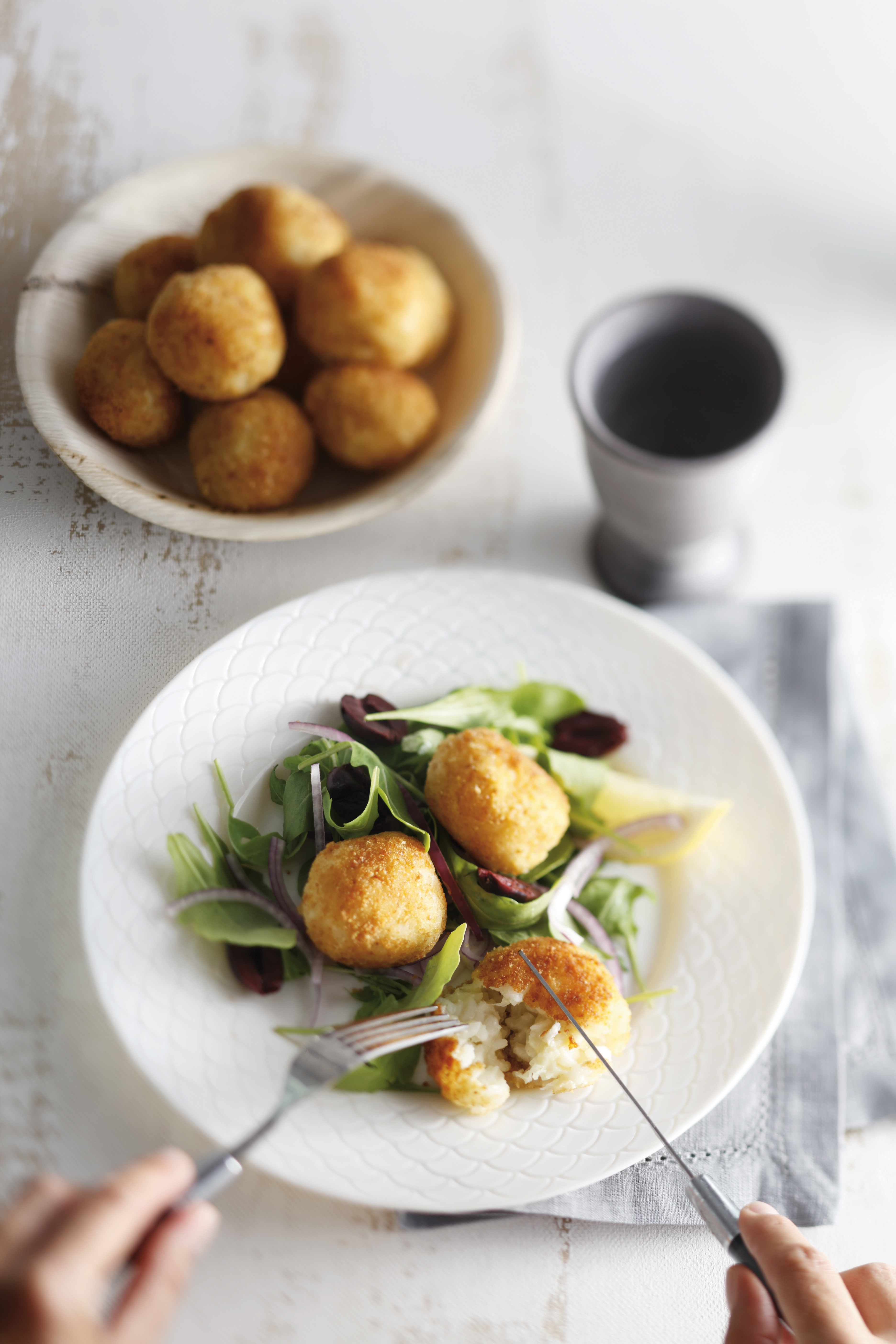 Rijst-mozzarellaballetjes met rucola