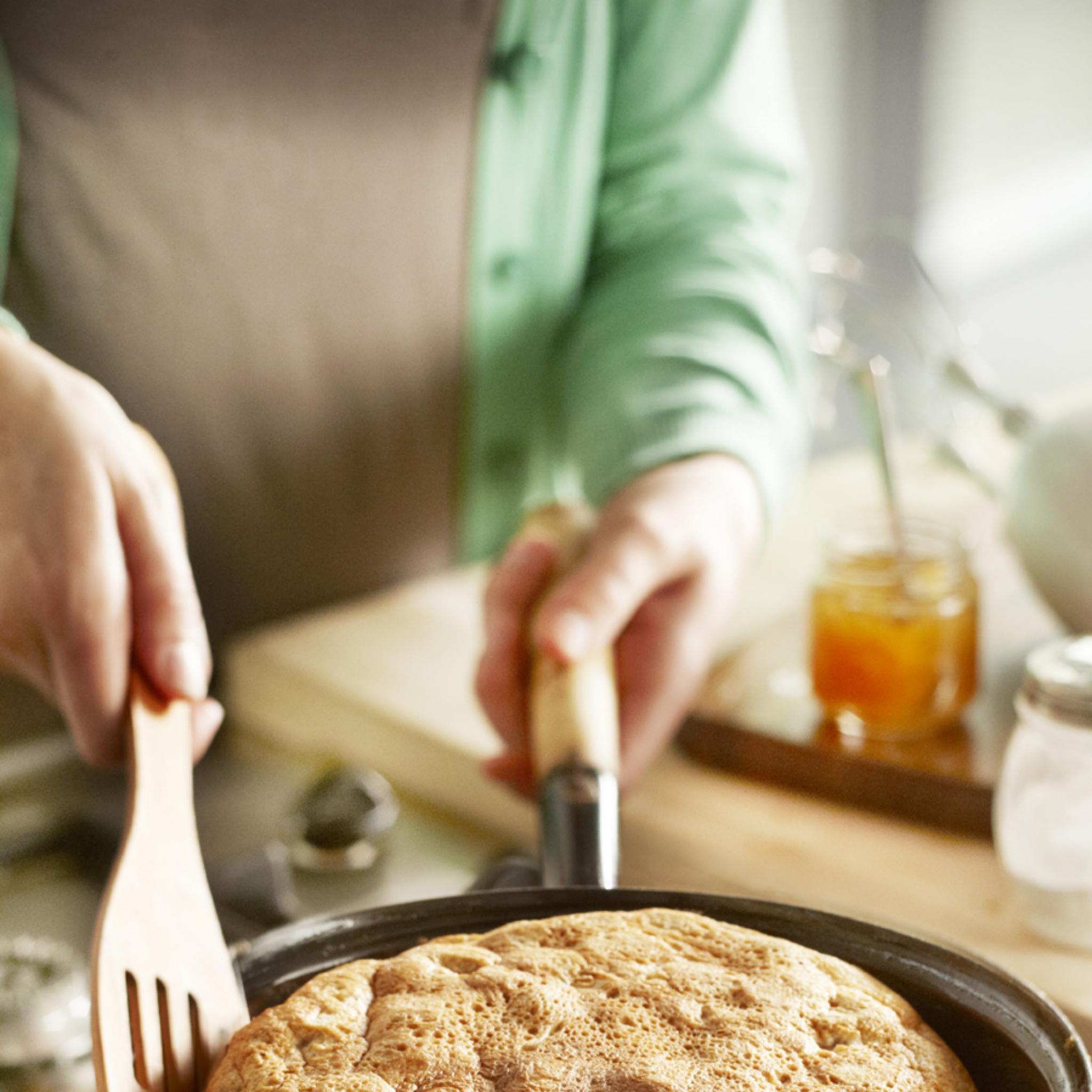 Ontbijtomelet met witbrood en jam