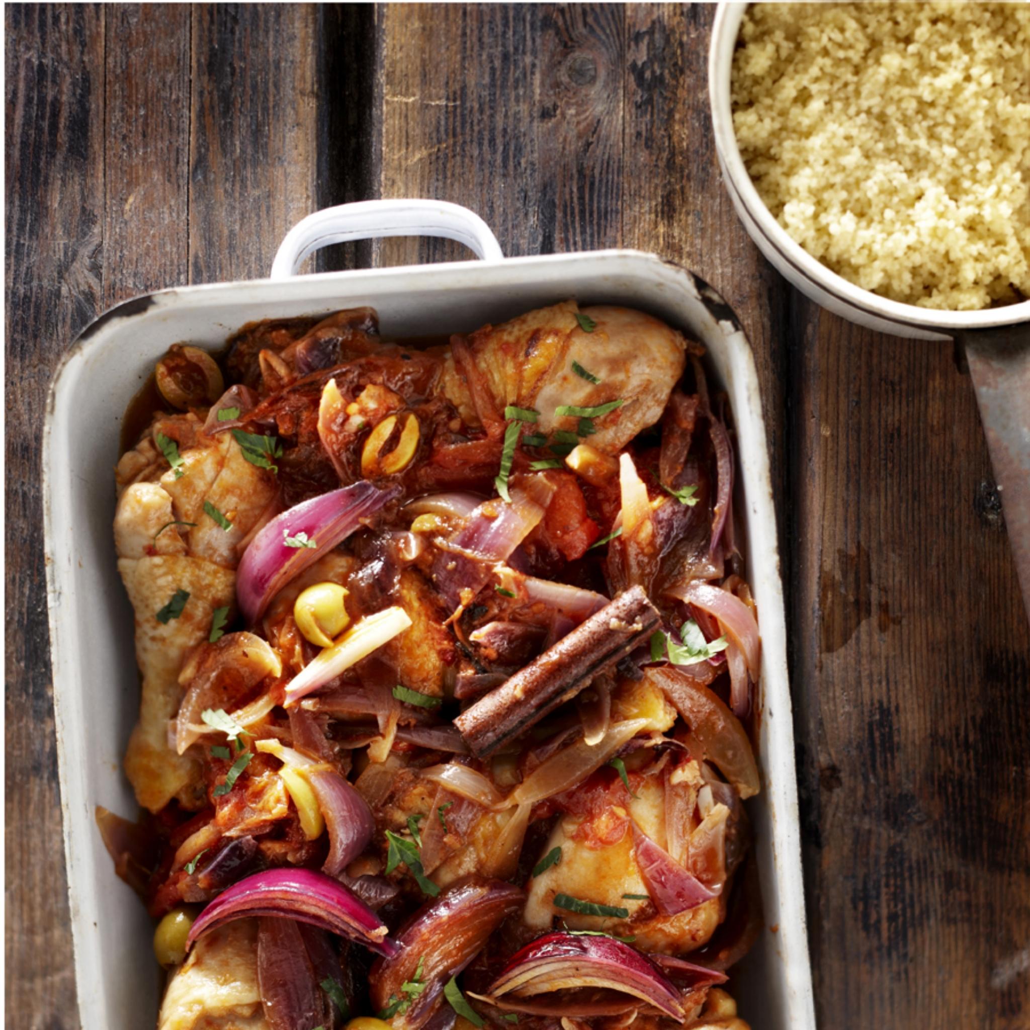 Drumsticks met tomaat, kaneel en olijven