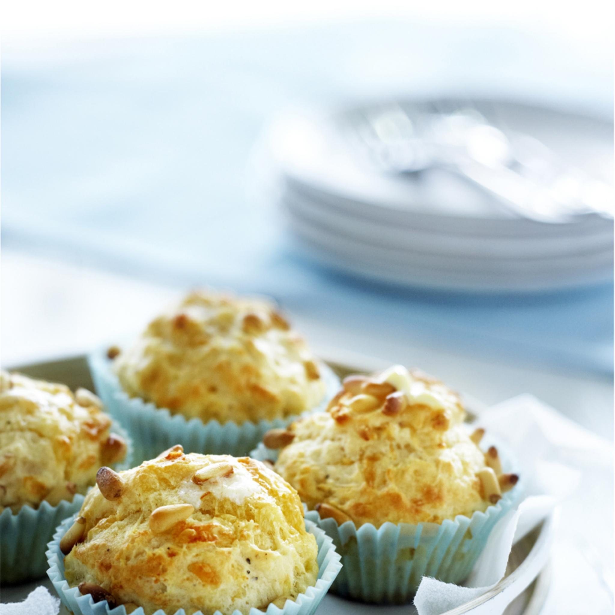 Muffins met oude kaas en pijnboompitten
