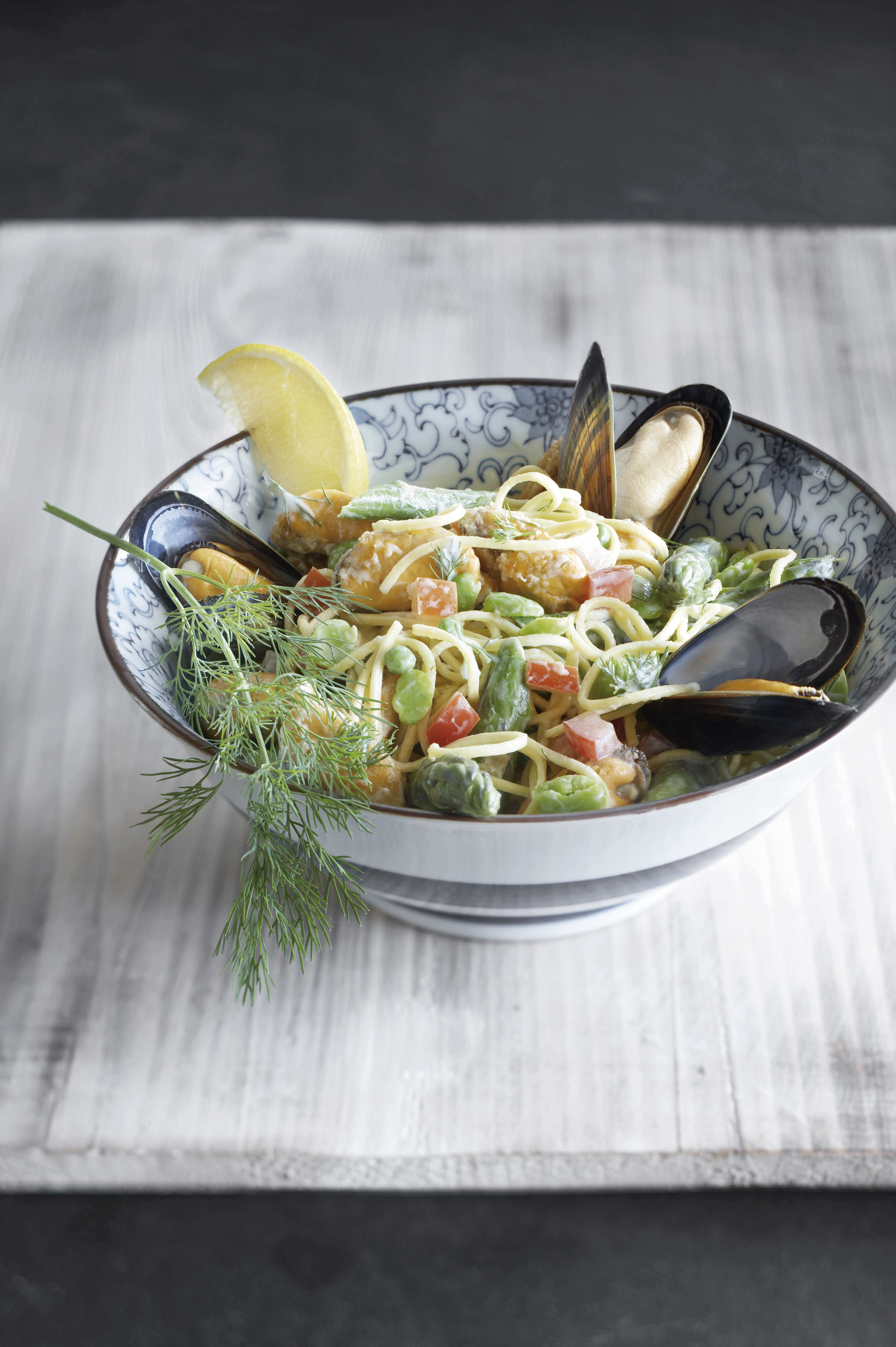 Noedelsalade met mosselen en dilledressing