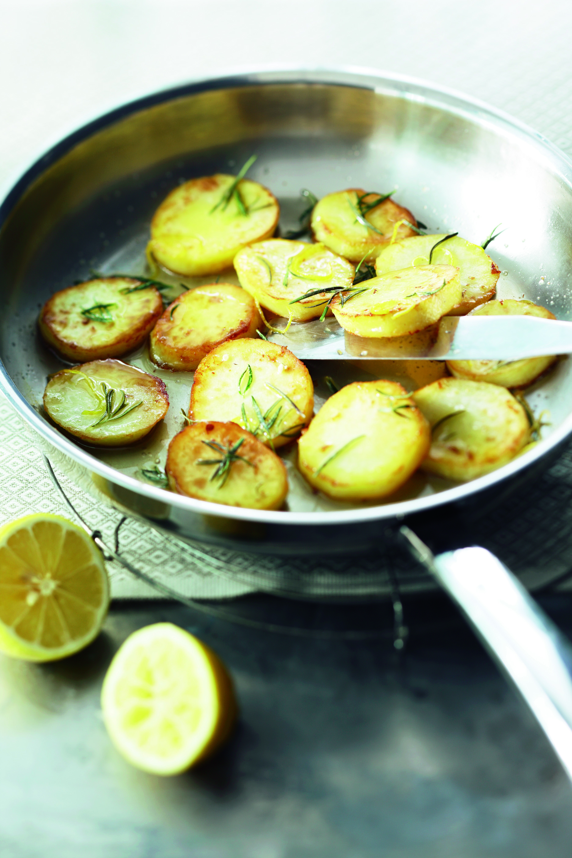 Dikke aardappelschijven met boter en citroen