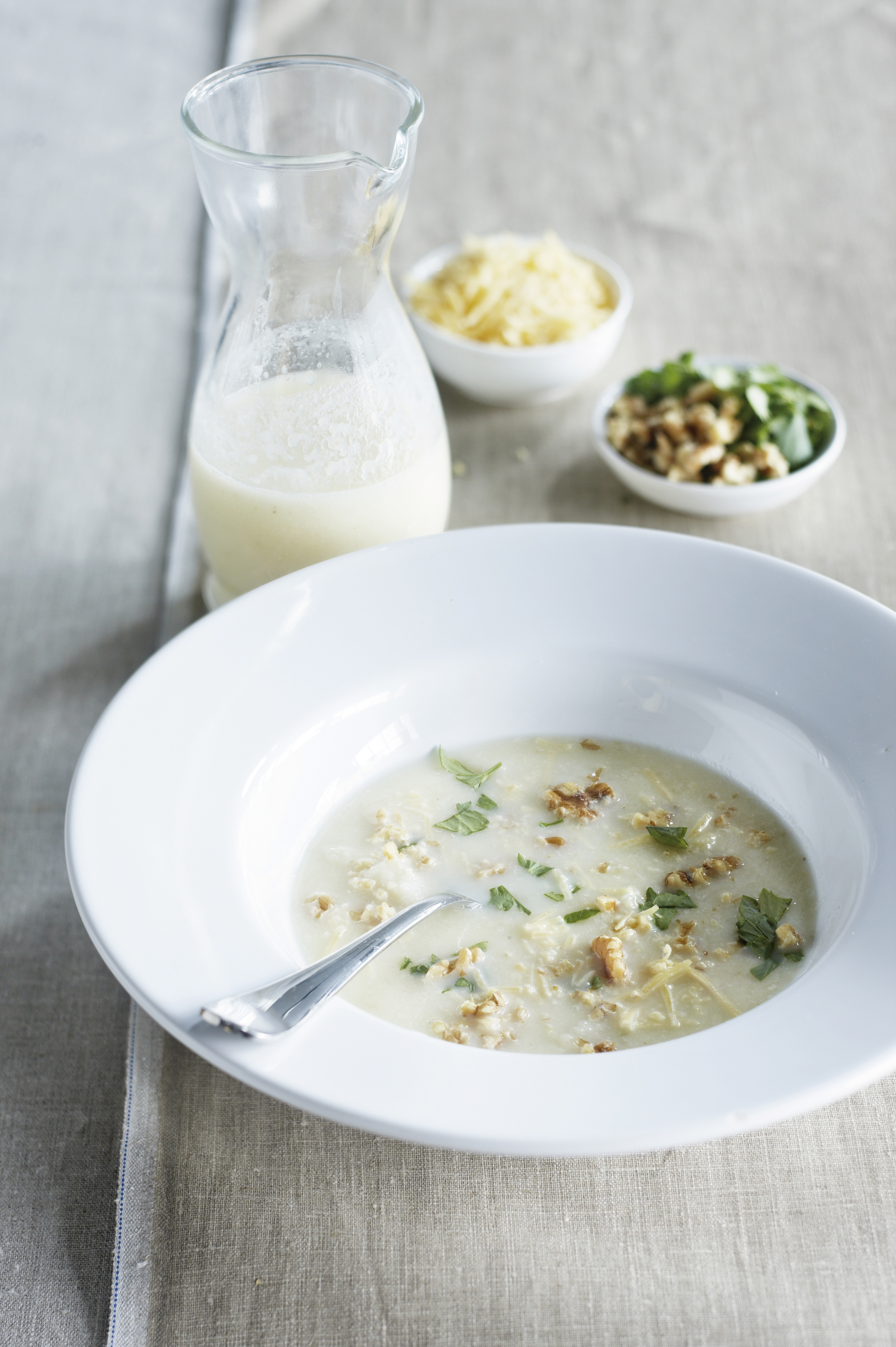 Knolselderijsoep met kaas en noten