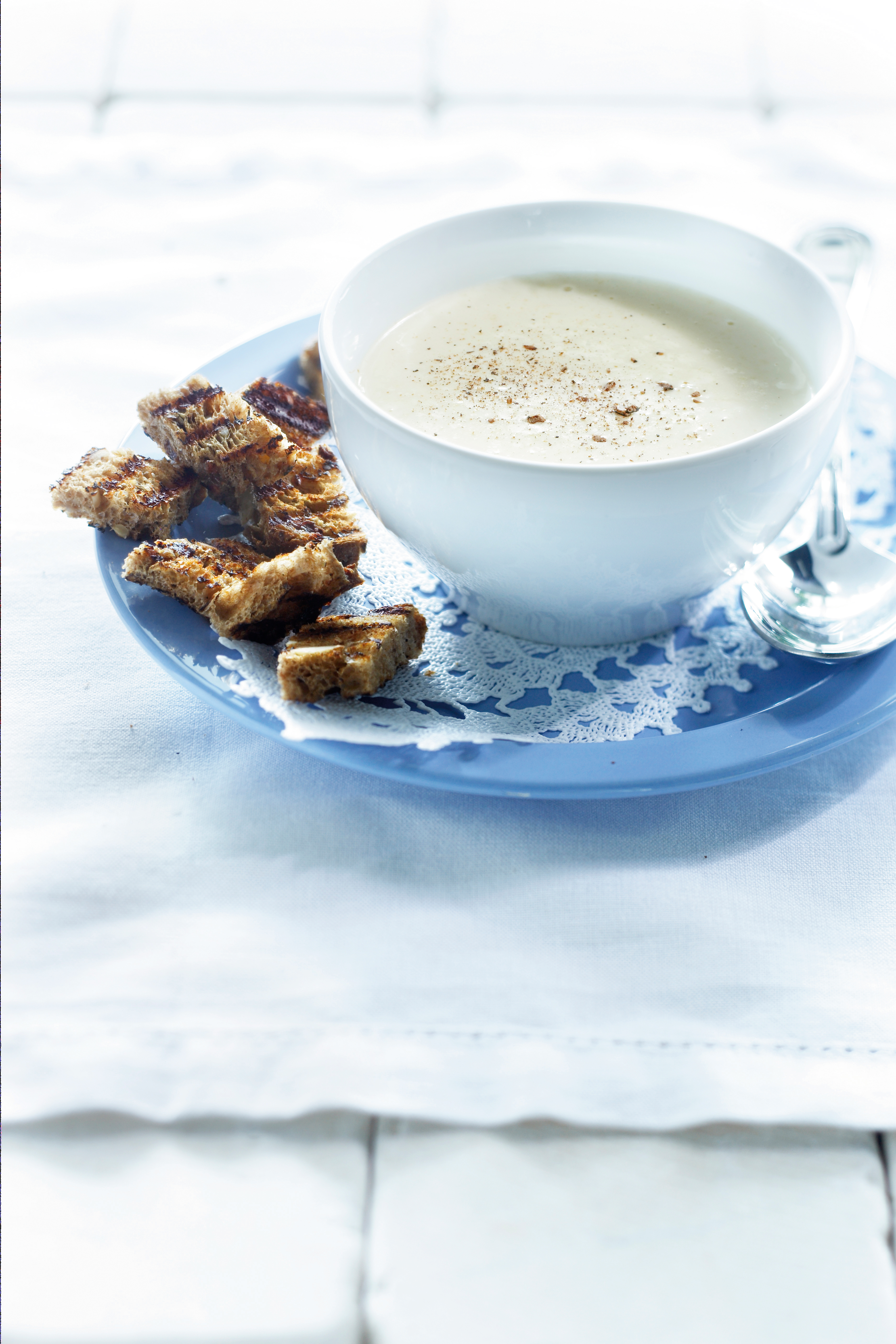 Hollandse kaassoep met notenbrood-croutons