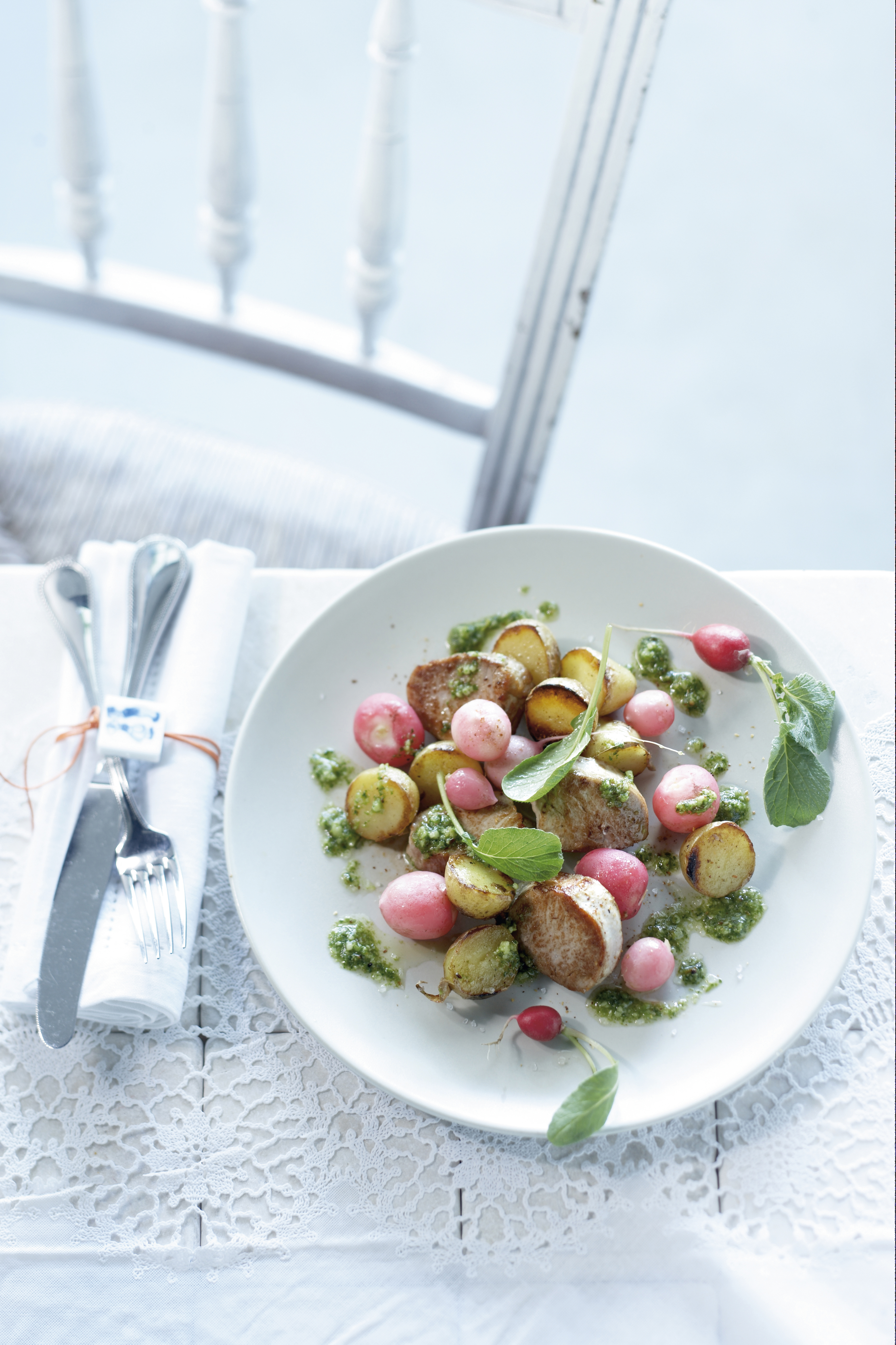 Varkenshaas met gestoofde radijsjes en krieltjes