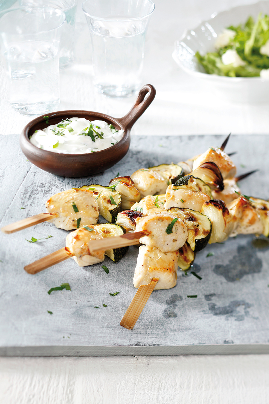 Kipsticks met korianderraita