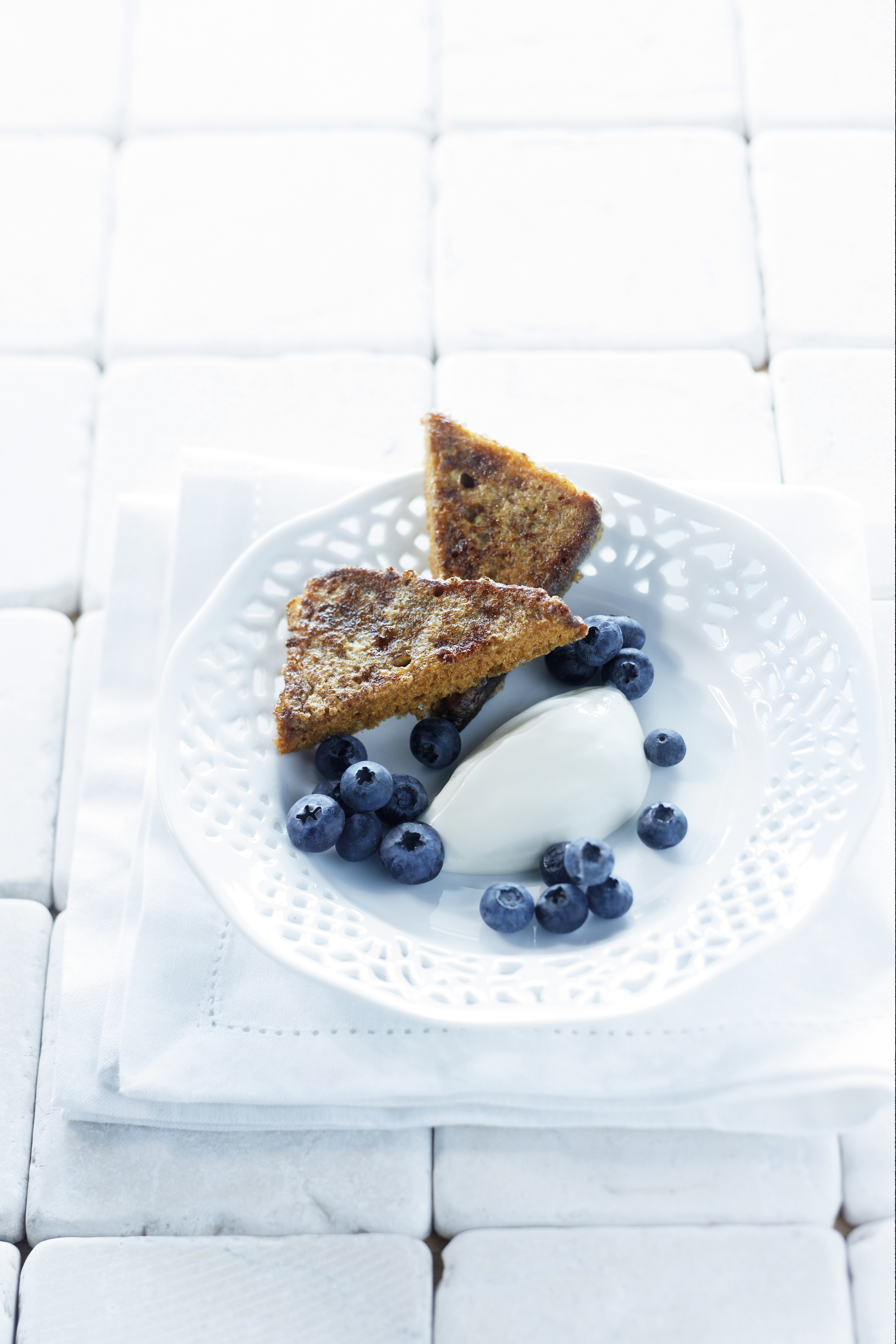 Wentelteefjes van kruidkoek met blauwe bessen en hangop